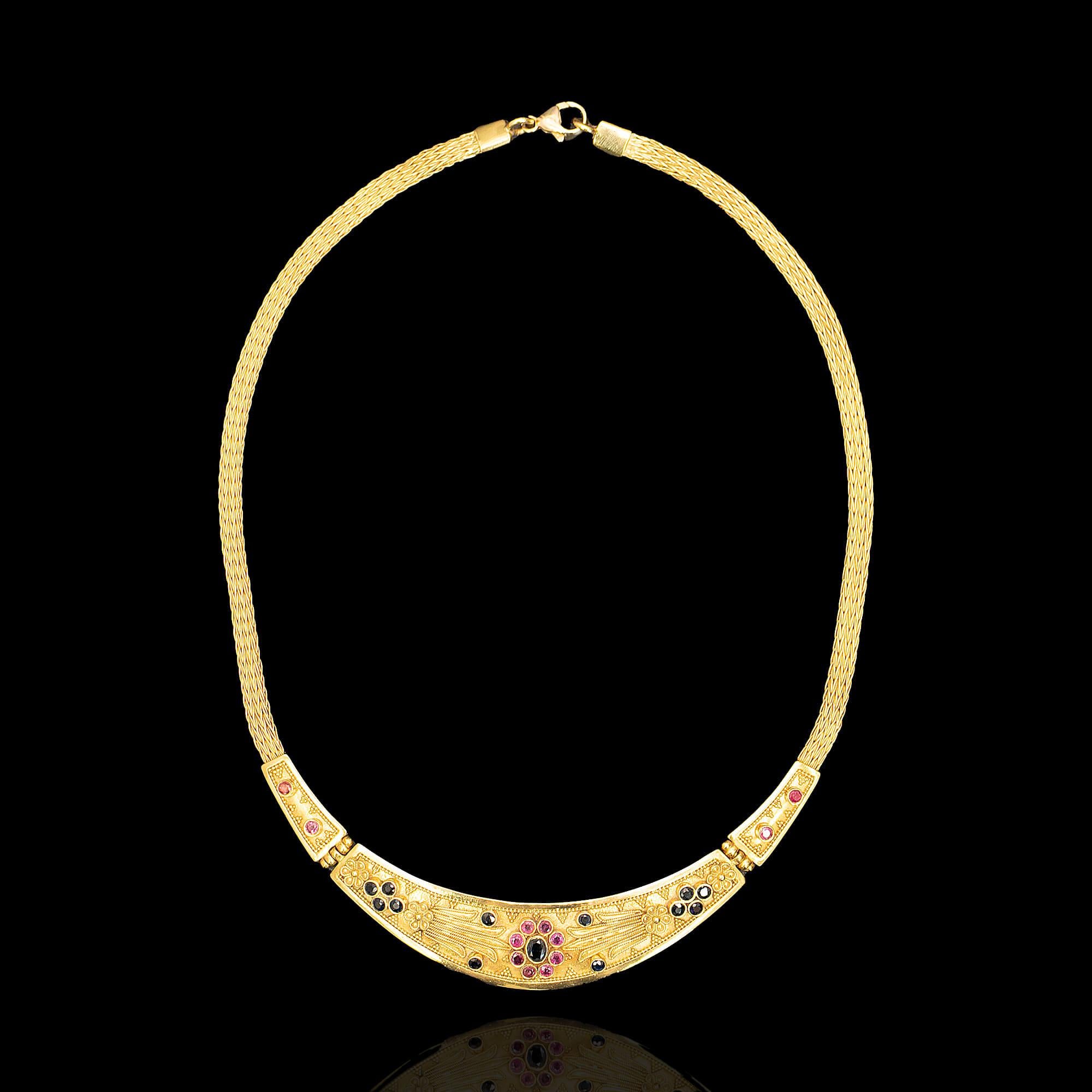 Collar de oro amarillo 22k con rubí y zafiro Circa 1980s Moderno en venta