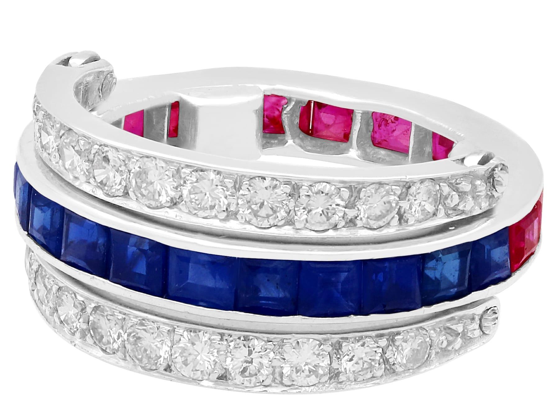 Ein atemberaubender, feiner und beeindruckender französischer Vintage-Ring aus den 1940er Jahren mit einem Rubin von 0,90 Karat, einem Saphir von 0,90 Karat und einem Diamanten von 0,80 Karat mit Scharnier aus Platin; Teil unserer vielfältigen