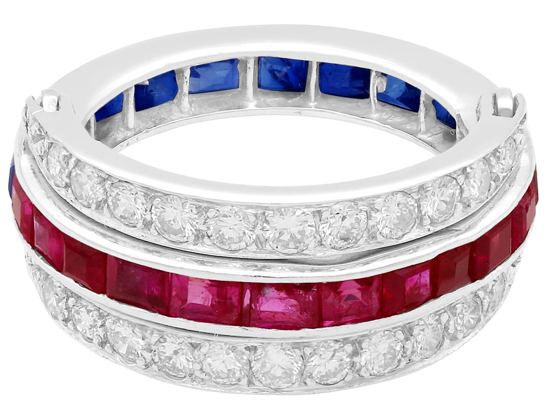 Taille carrée Bague bilaterale en platine, rubis, saphir et diamants en vente