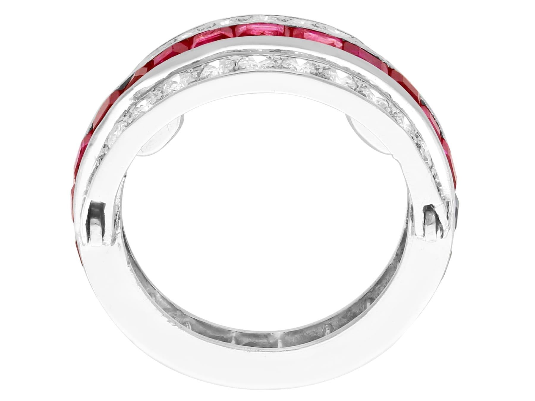 Bilateraler Ring aus Platin mit Rubin, Saphir und Diamant für Damen oder Herren im Angebot