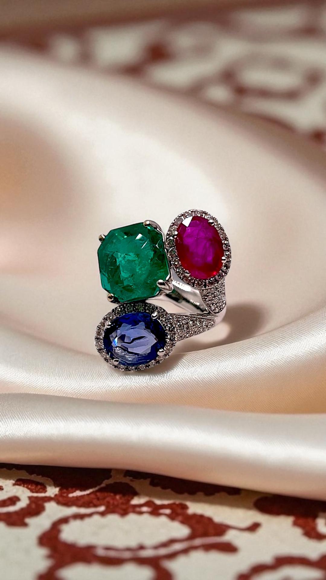 Dieser außergewöhnliche Ring ist eine Meisterklasse des Schmuckdesigns und vereint drei der begehrtesten Edelsteine der Welt - jeder einzelne wurde aufgrund seiner Seltenheit, seiner Ausstrahlung und seines Prestiges sorgfältig ausgewählt.

In der