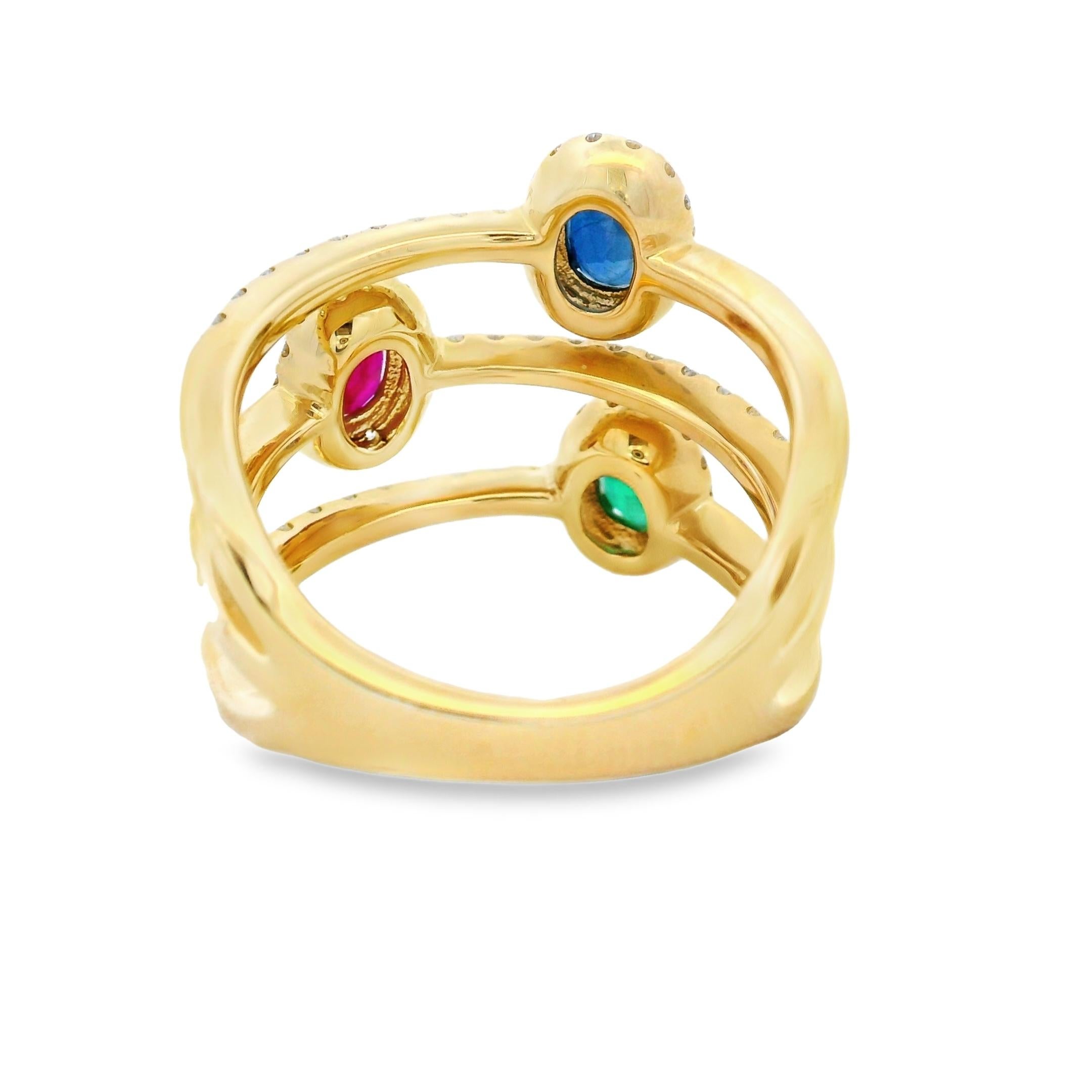 Anello con rubino, zaffiro e diamante smeraldo in oro giallo 14 carati In condizioni Nuovo in vendita a New York, NY