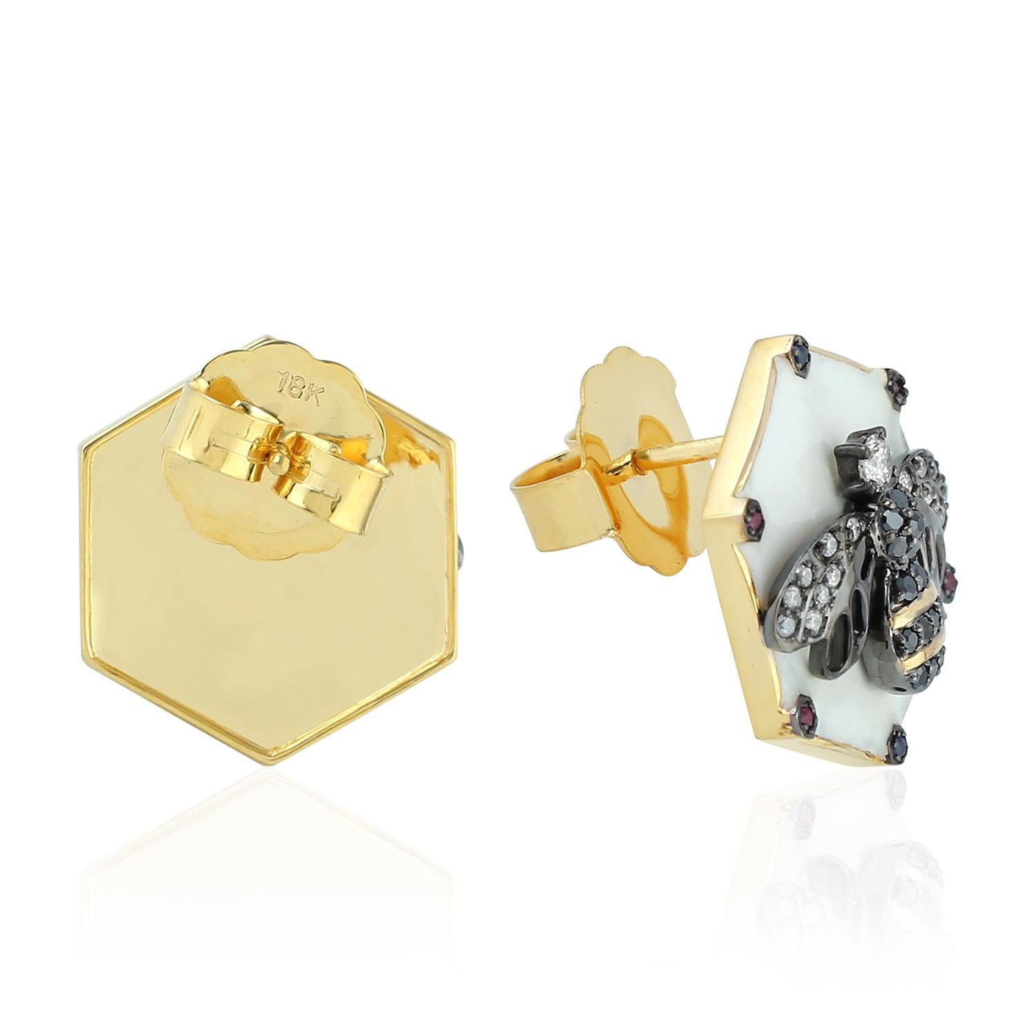 Artigiano Borchie con rubino e zaffiro a forma di ape, smaltate di bianco e con pavé di diamanti in oro 18 carati in vendita