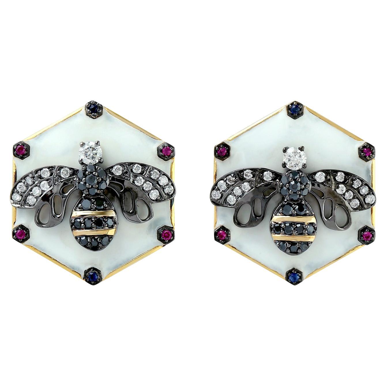 Borchie con rubino e zaffiro a forma di ape, smaltate di bianco e con pavé di diamanti in oro 18 carati