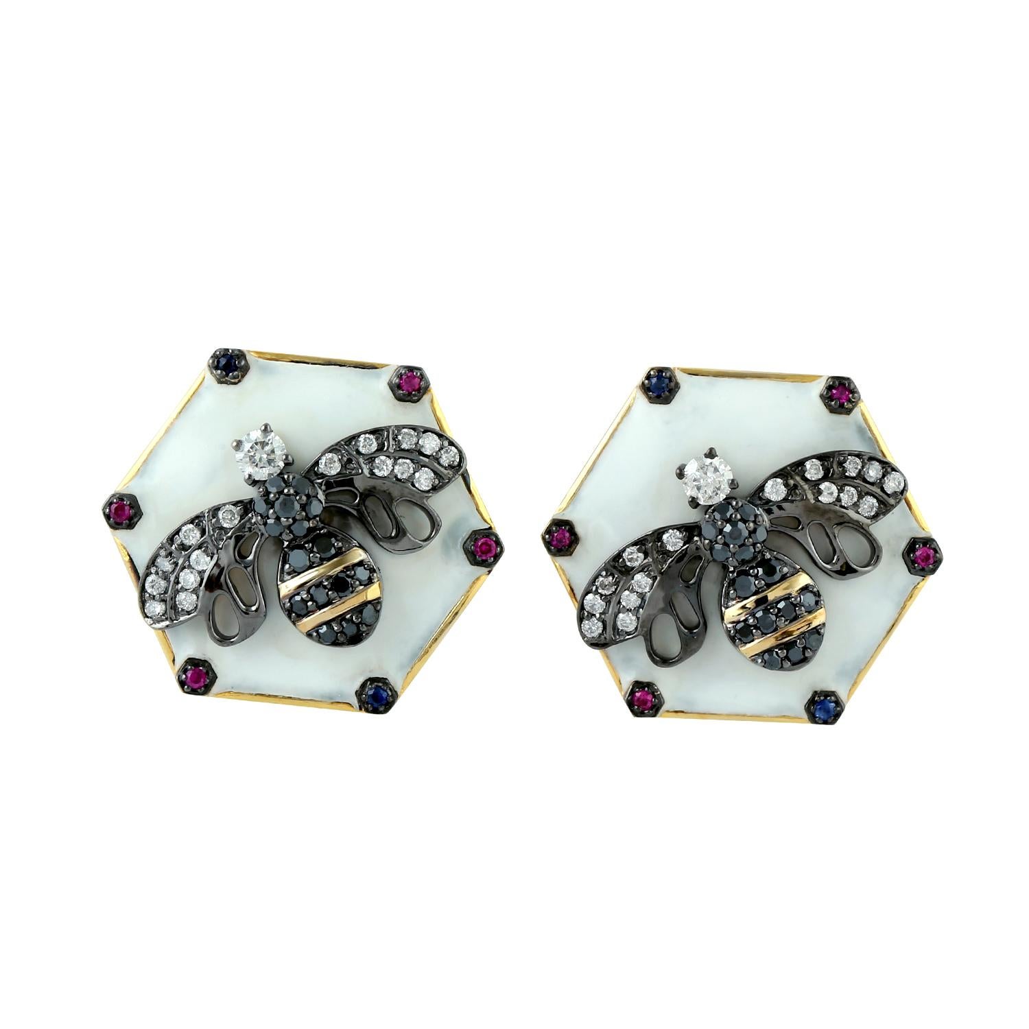 Borchie con rubino e zaffiro a forma di ape, smaltate di bianco e con pavé di diamanti in oro 18 carati In condizioni Nuovo in vendita a New York, NY
