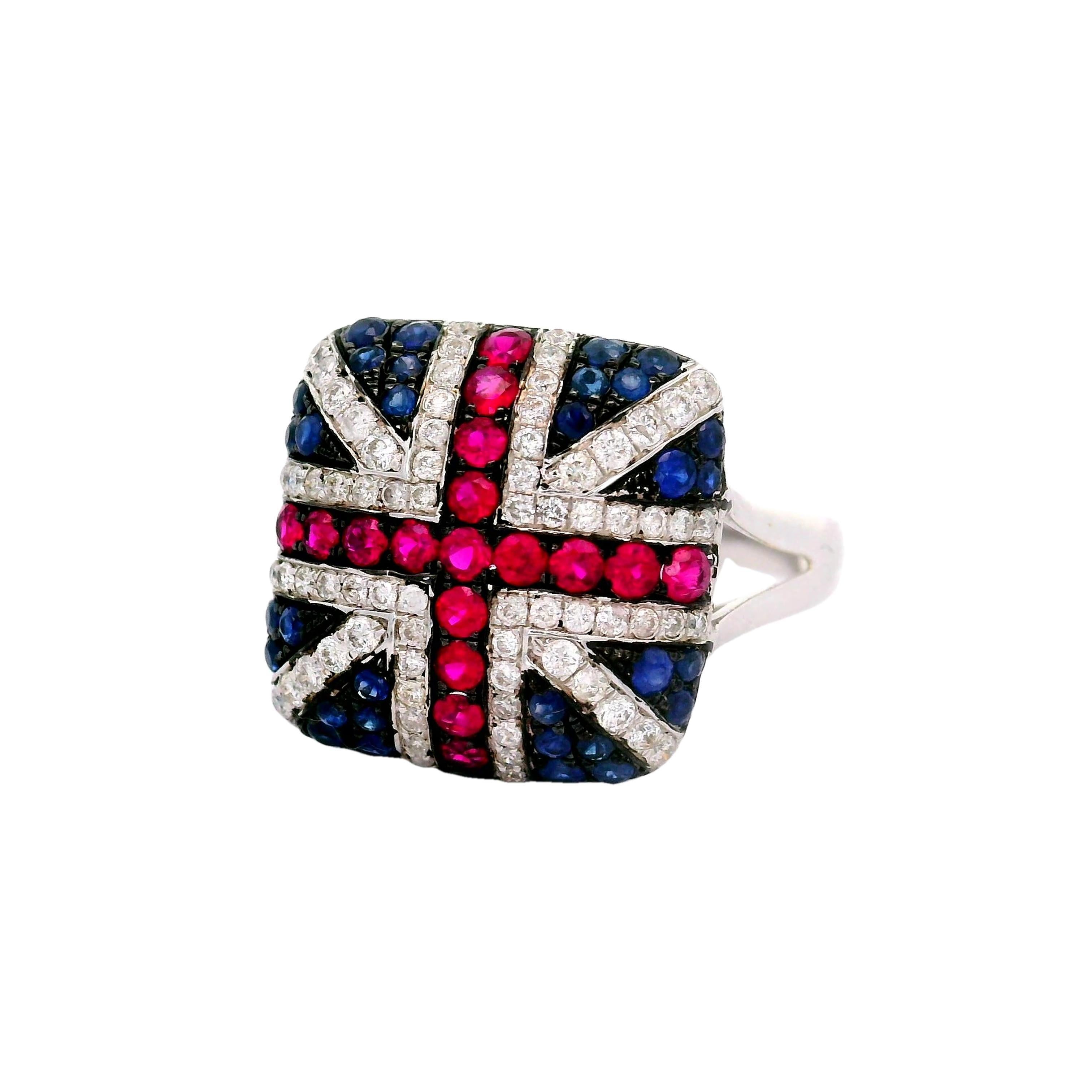Ein schöner Ring in Form der Flagge des Vereinigten Königreichs, der Union Flag. Eine auffällige Anordnung von Rubinen und Saphiren im Rundschliff mit einem Gesamtgewicht von 0,70 Karat bildet das zentrale Motiv dieses zeitgenössischen Rings. Die