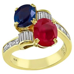 Bague en or jaune avec rubis, saphirs et diamants