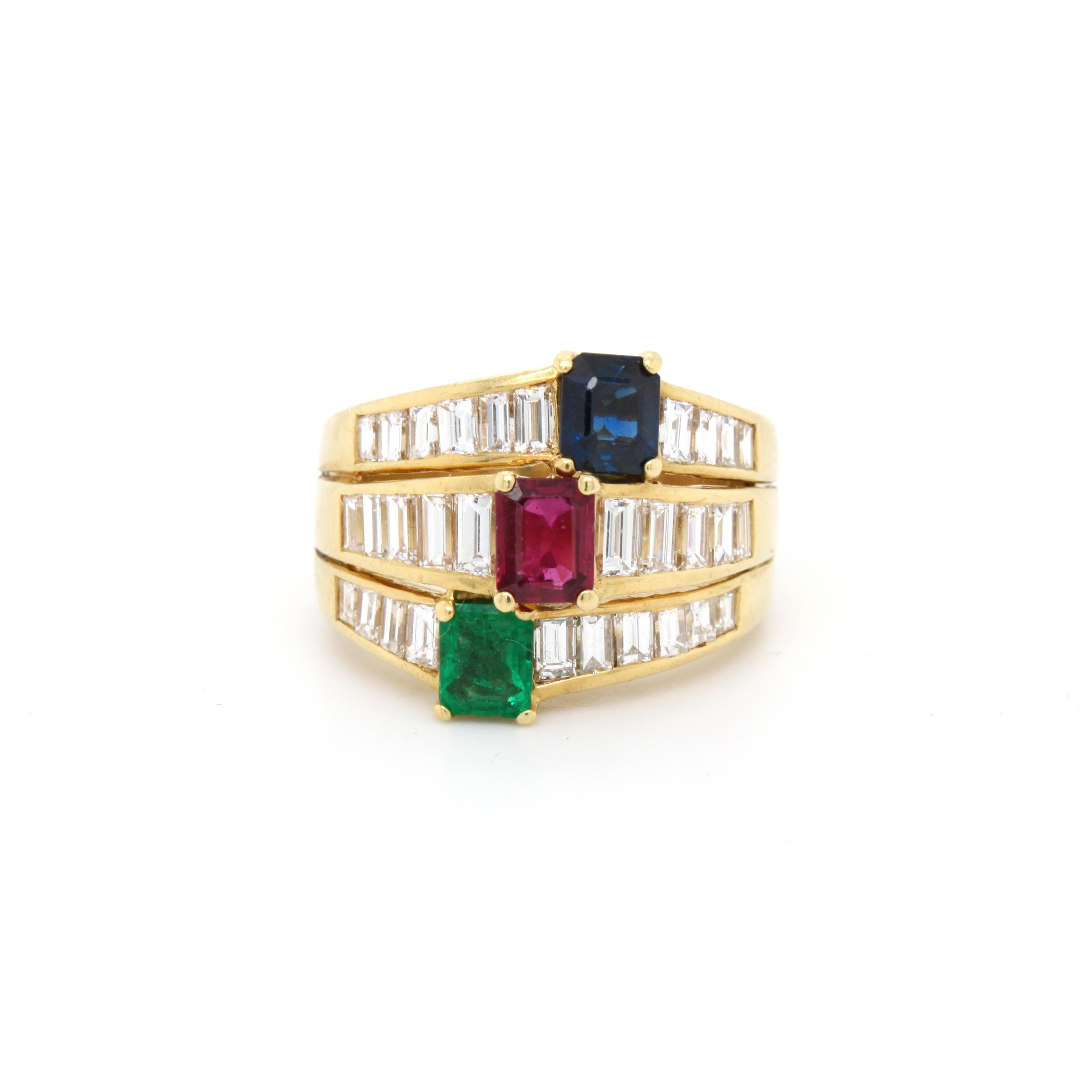 Rubin-Saphir-Smaragd-Diamant-Ring von René Kern, ca. 1980er Jahre

Ein sehr schicker und tragbarer Dreibandring, in dessen Mitte sich jeweils ein heller Rubin, Saphir und Smaragd im Stufenschliff (ca. 1,5 Karat) befinden und der auf den Schultern