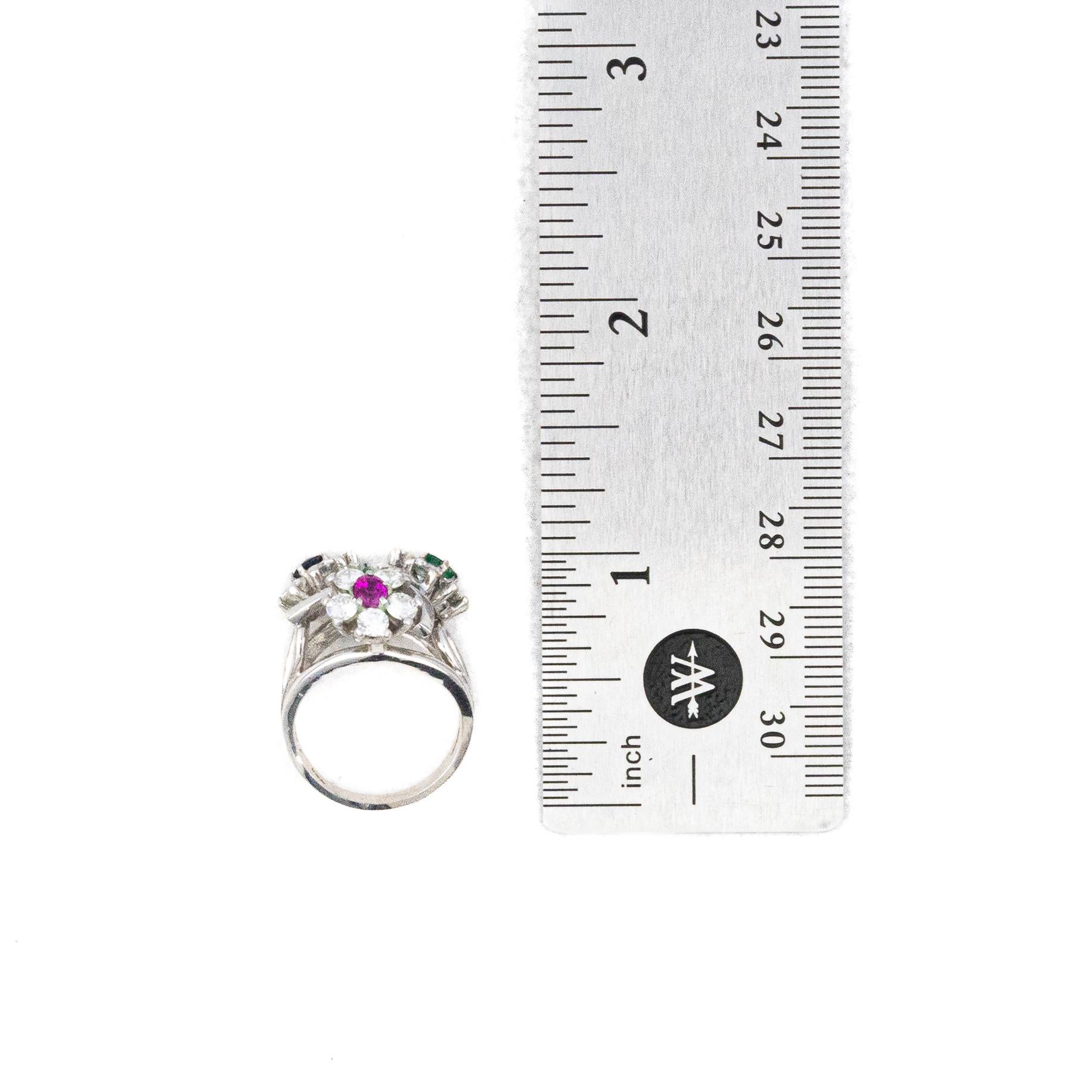 Anello con triplo cluster di rubini, zaffiri, smeraldi e diamanti In condizioni ottime in vendita a New York, NY