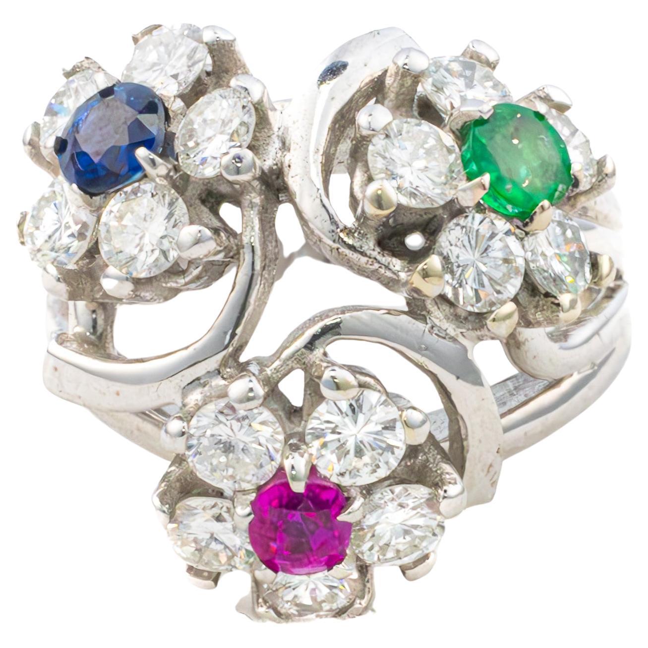Anello con triplo cluster di rubini, zaffiri, smeraldi e diamanti in vendita