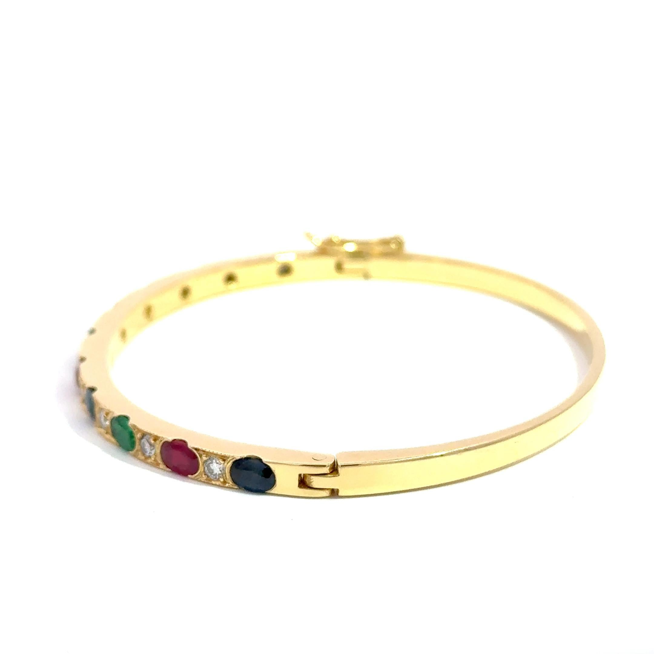 Taille ovale Bracelet en or jaune 18k avec rubis, saphir et émeraude, orné de diamants - 19.40g en vente