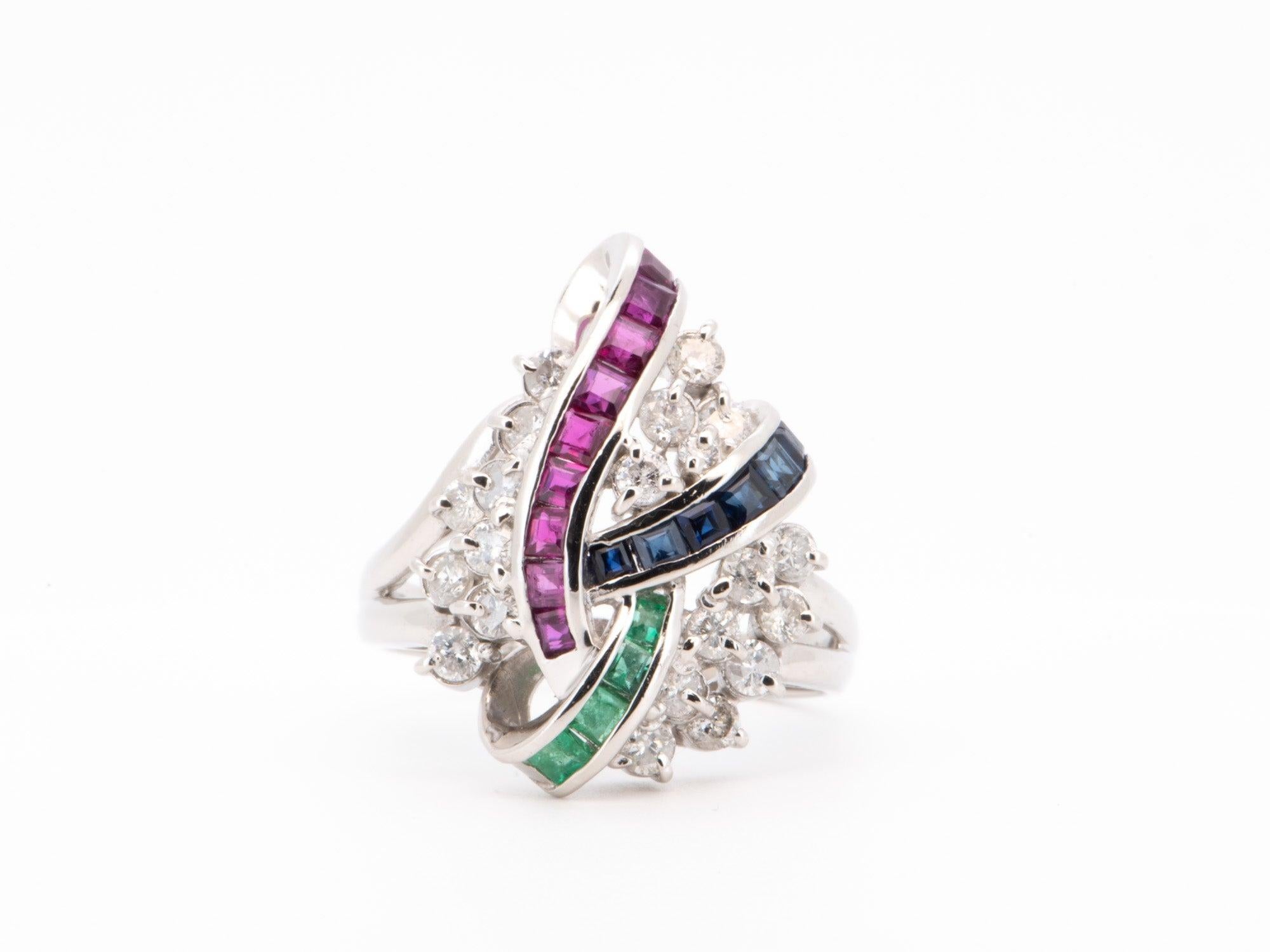 ♥ Ein atemberaubender Ring im Cluster-Design mit Rubinen, Saphiren und Smaragden im Prinzessinnen-Schliff (alles echte Edelsteine, die in der Erde abgebaut werden) und glitzernden runden Diamanten zwischen den Farbsteinen
♥ Schönes Design und ein