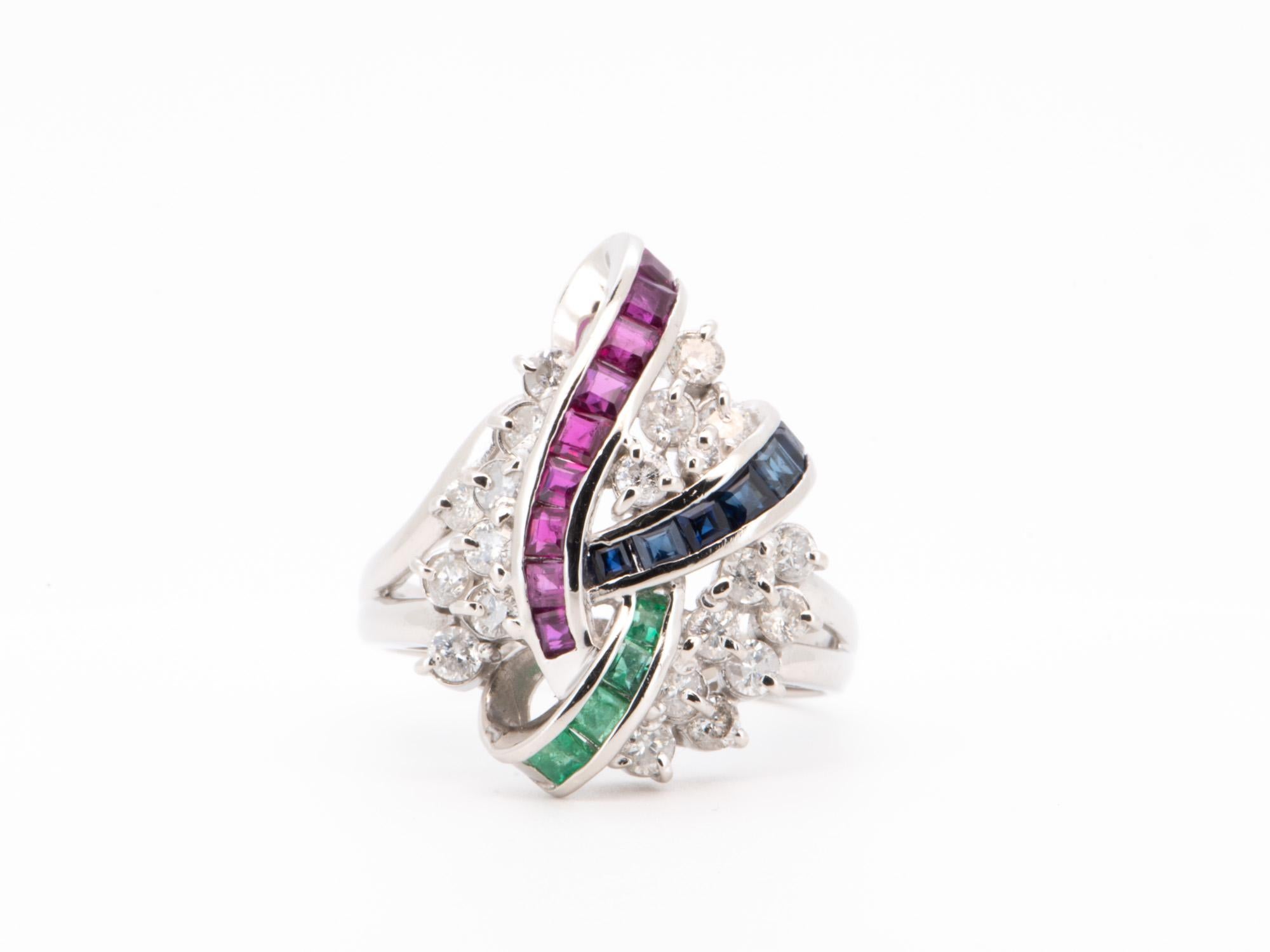 Cluster-Ring aus Platin mit Rubin, Saphir, Smaragd und Diamant PT900 R6720 (Smaragdschliff) im Angebot