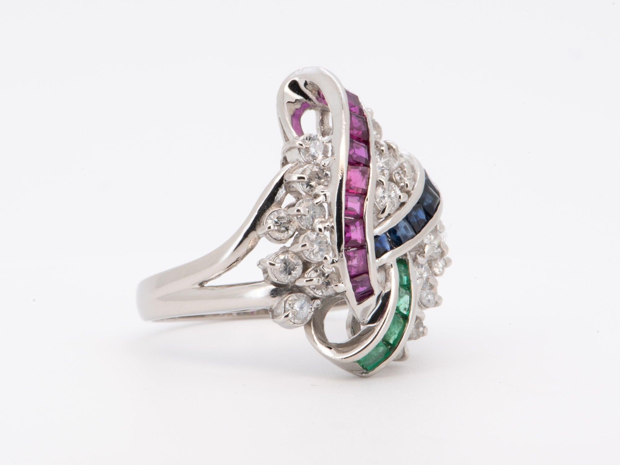 Cluster-Ring aus Platin mit Rubin, Saphir, Smaragd und Diamant PT900 R6720 (Smaragdschliff) im Angebot