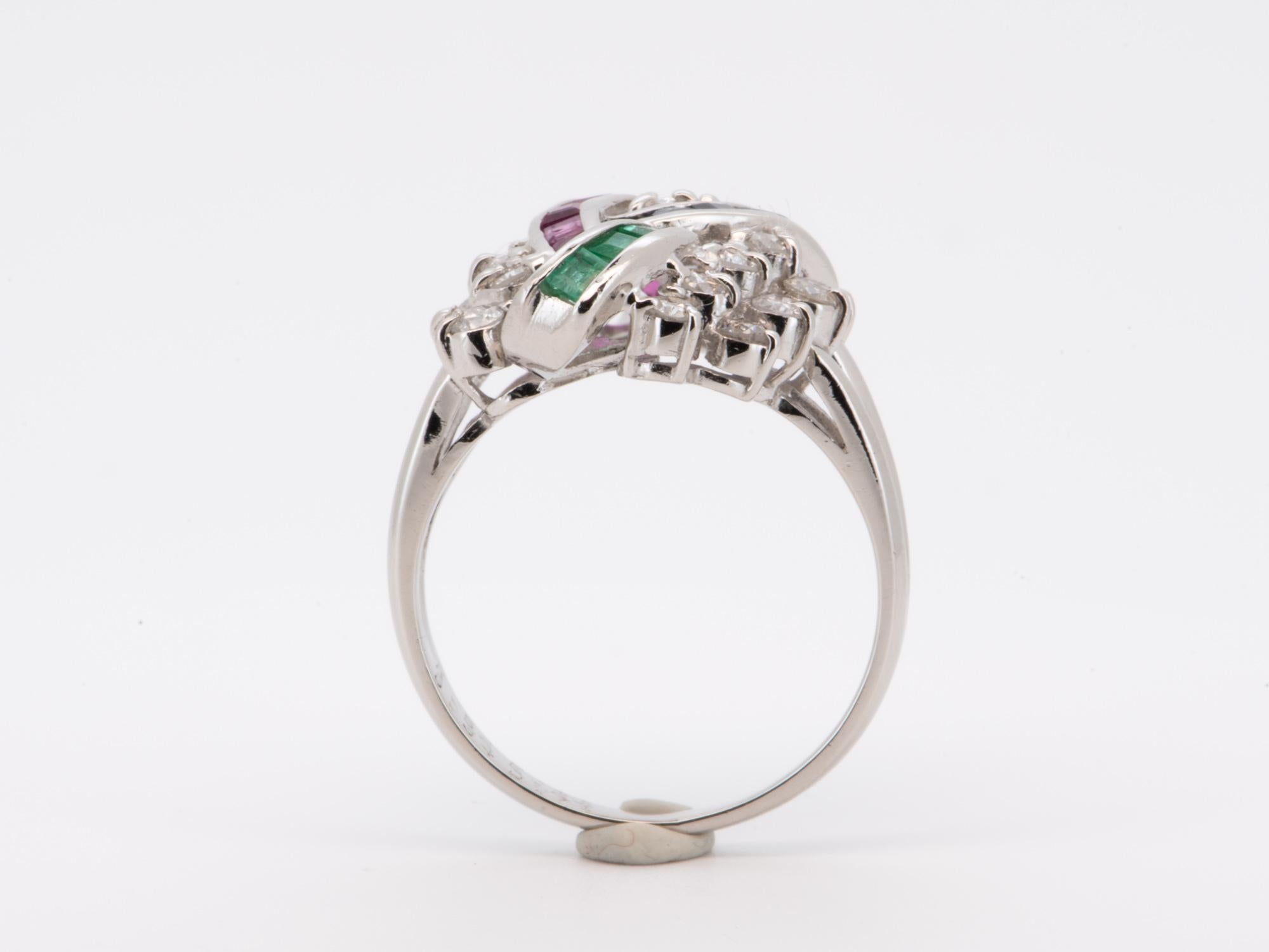 Cluster-Ring aus Platin mit Rubin, Saphir, Smaragd und Diamant PT900 R6720 für Damen oder Herren im Angebot