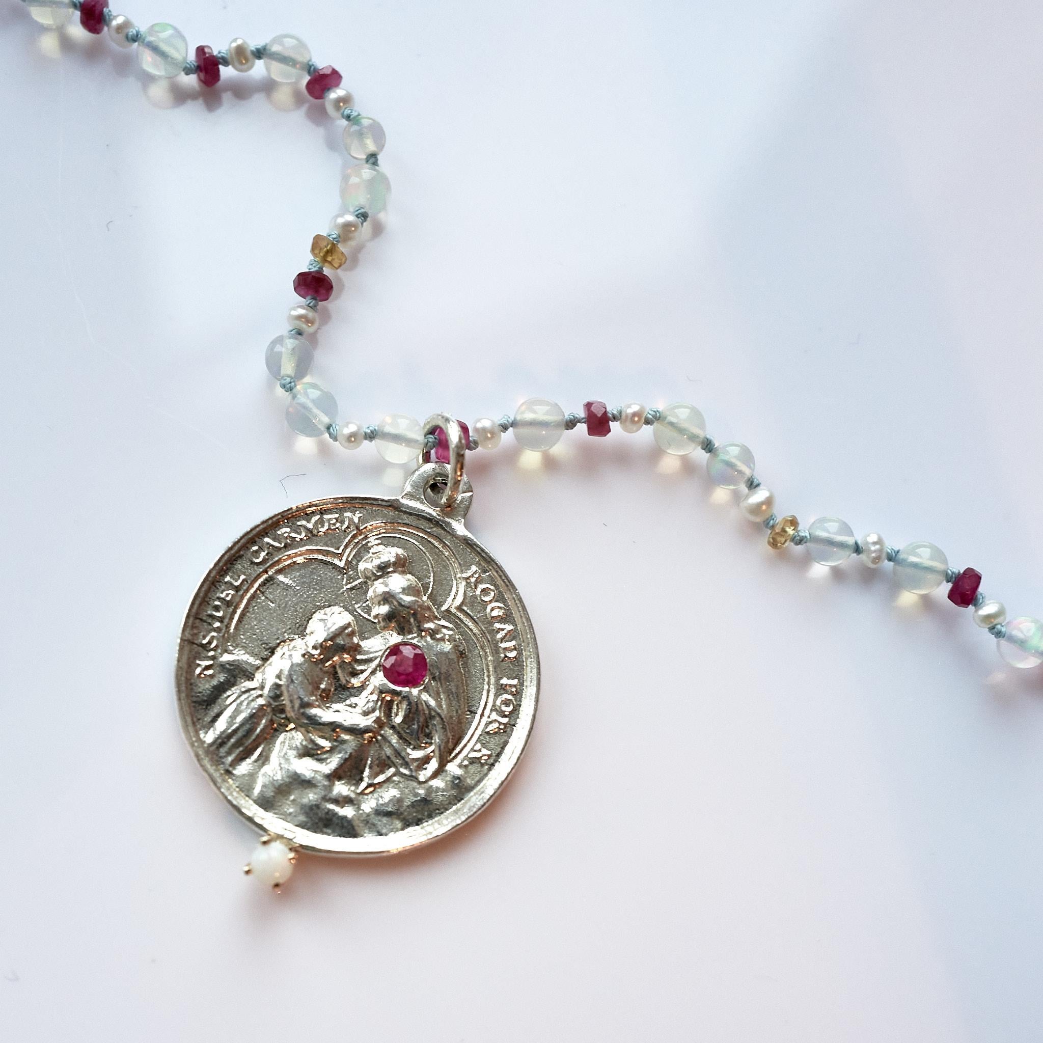 Rubin Saphir Opal Perlenkette Halskette Jungfrau Maria Silber Anhänger J Dauphin im Zustand „Neu“ im Angebot in Los Angeles, CA