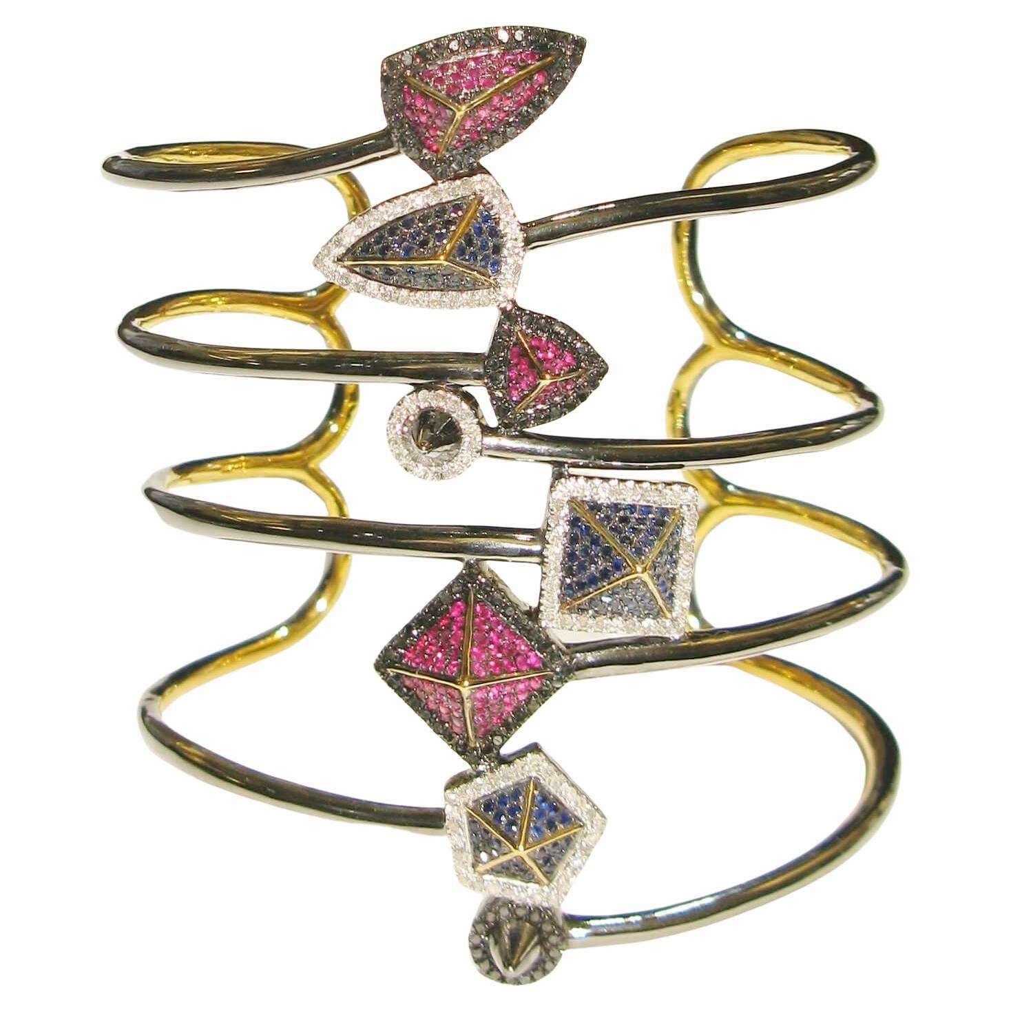 Bracelet manchette large en argent avec rubis et saphirs pavés en vente