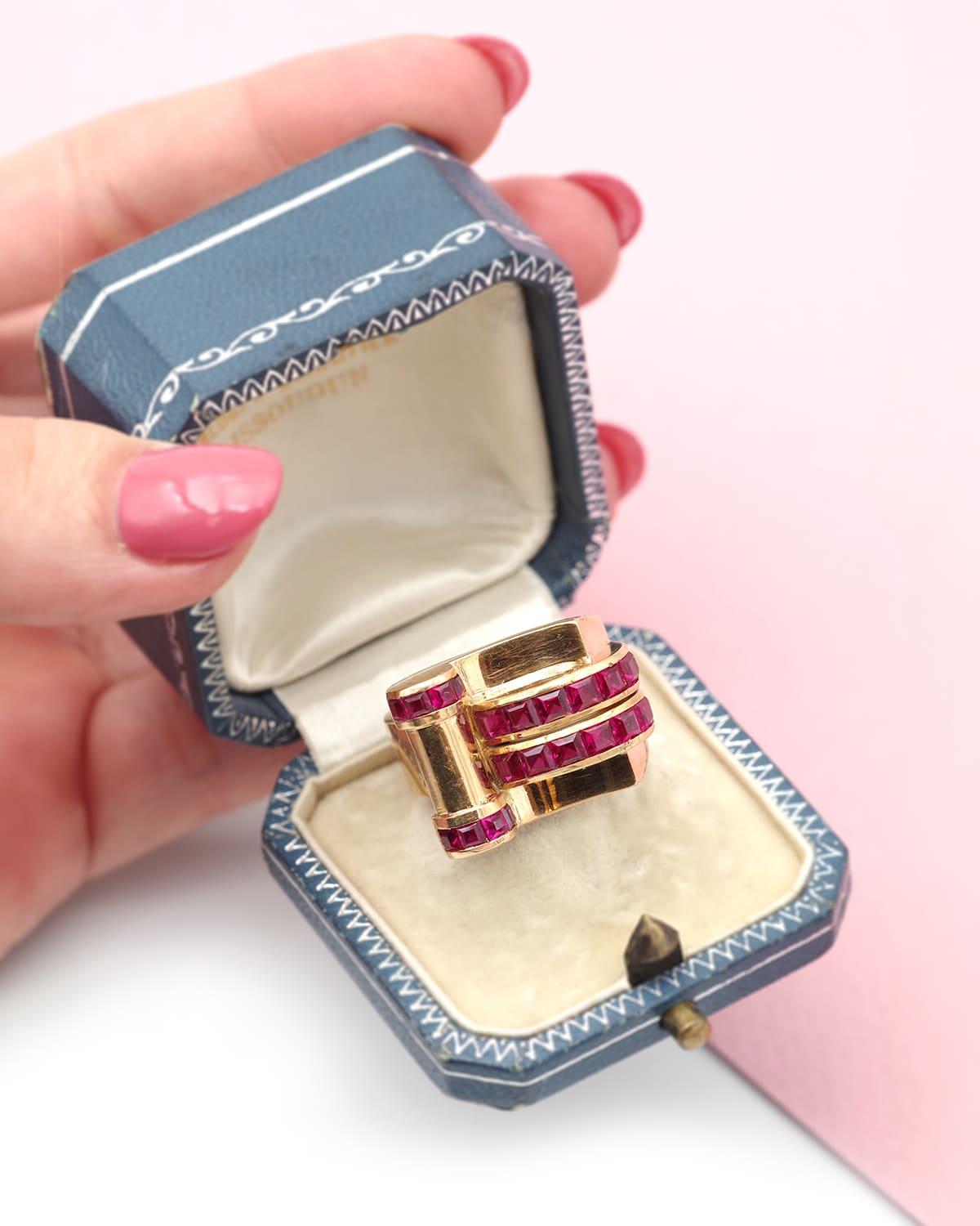 Donna Anello Tank con voluta di rubini in oro 18 carati, Anello retrò in vendita