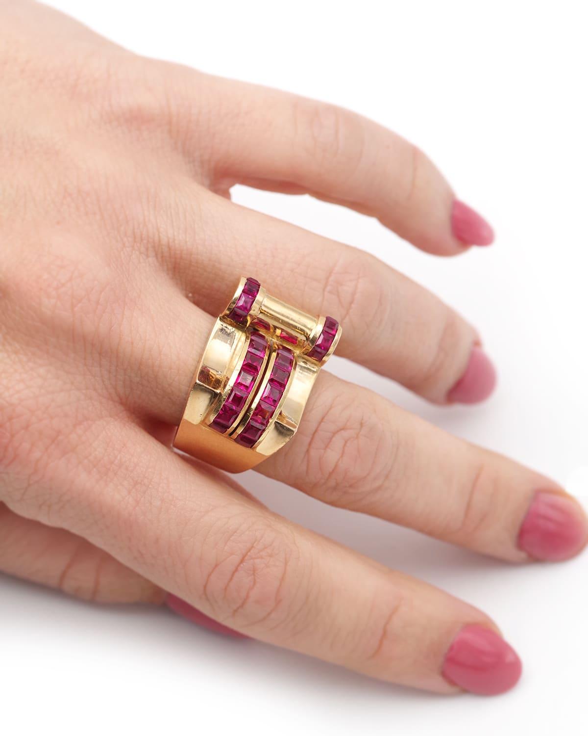 Anello Tank con voluta di rubini in oro 18 carati, Anello retrò in vendita 2