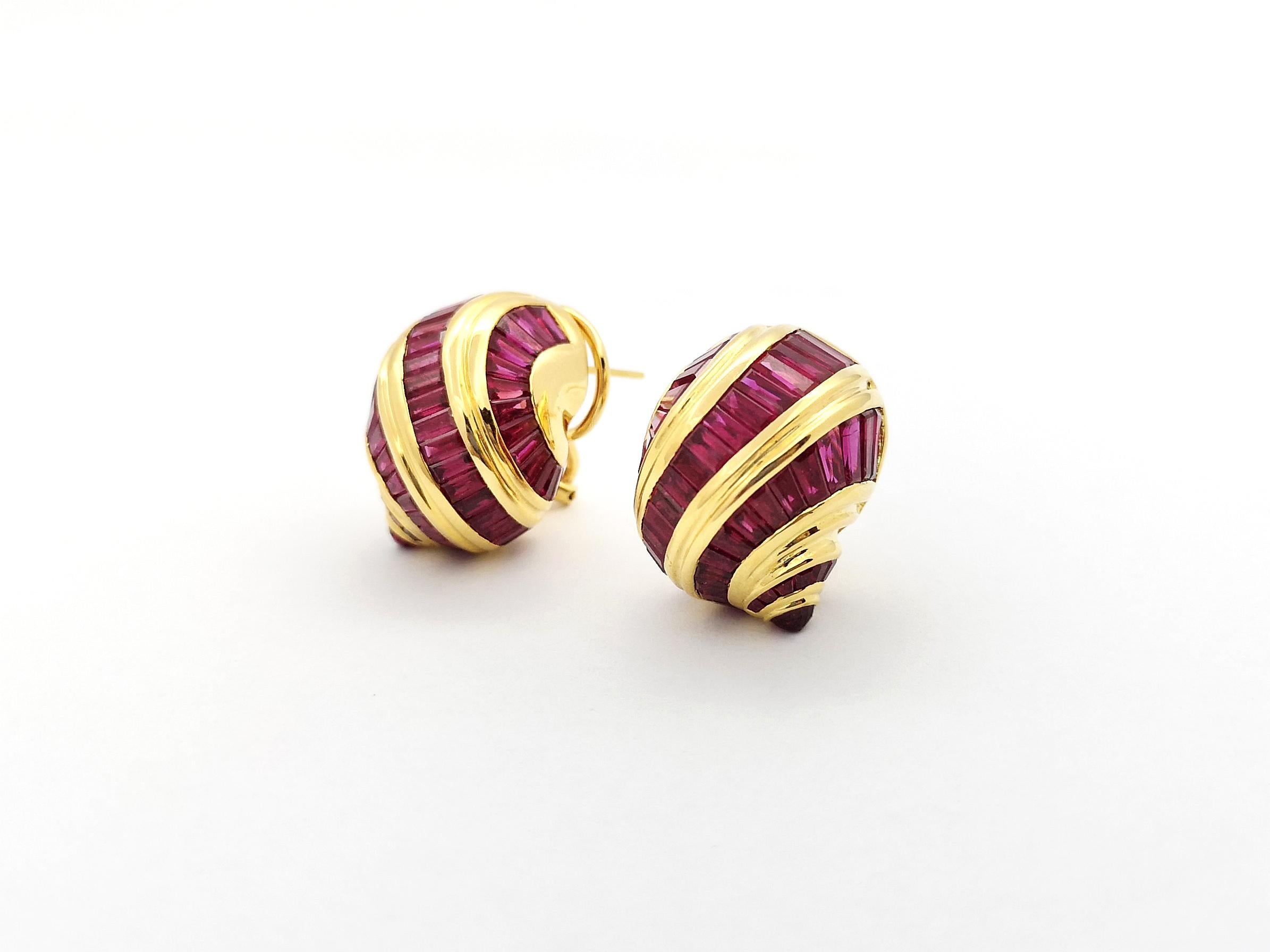 Ruby Sea Shell Earrings set in 18K Gold Settings In New Condition For Sale In Bangkok, TH
