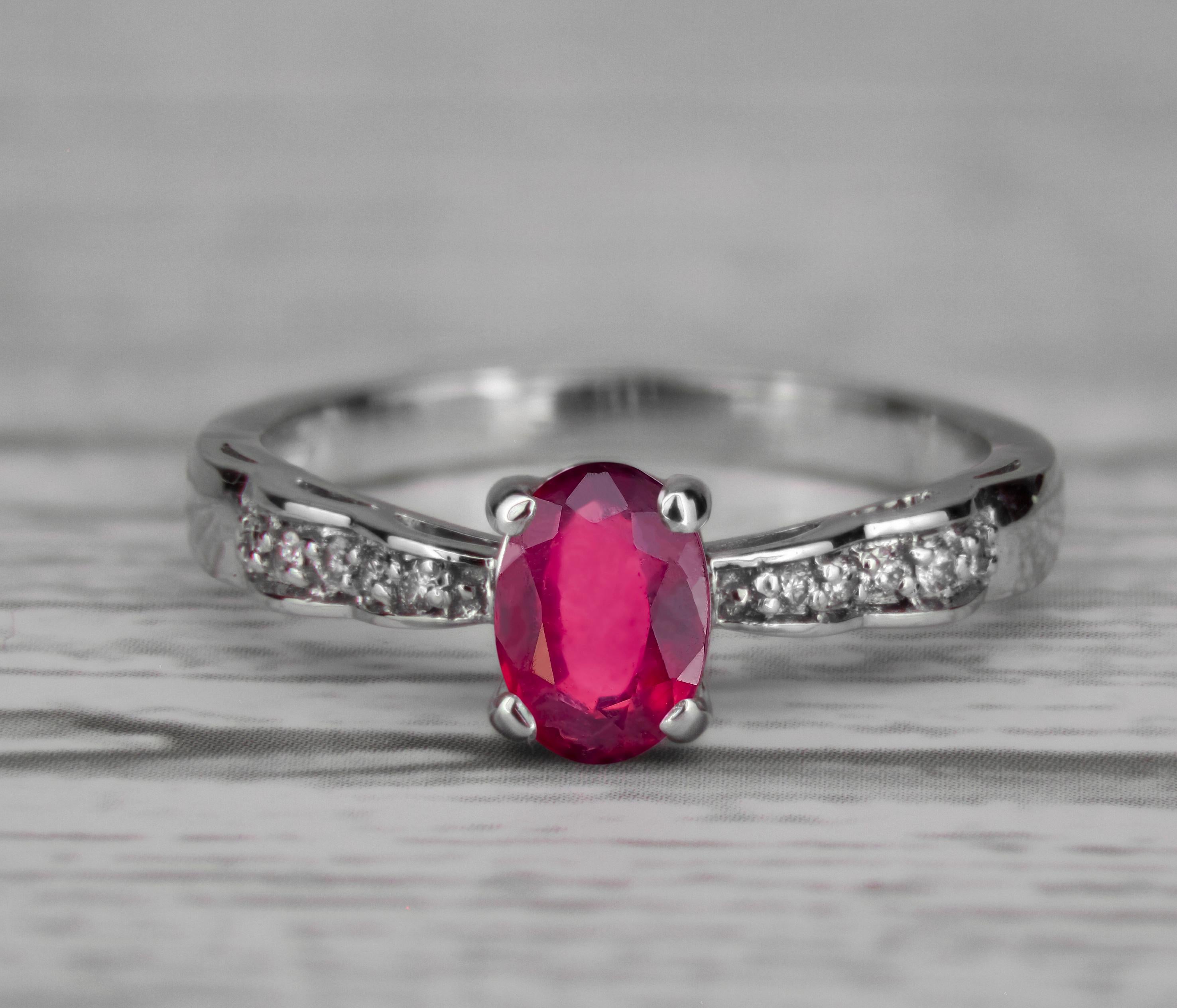 in vendita:  Anello con rubino e diamanti laterali in oro 14k. 3