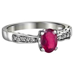 Rubin, seitliche Diamanten 14k Goldring.