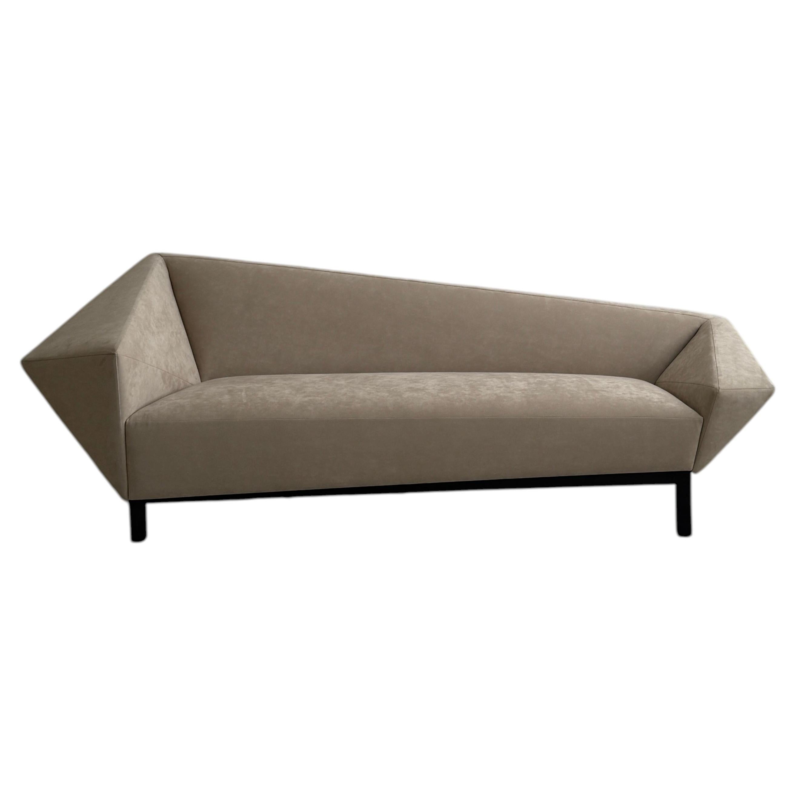Sofá Ruby, tapizado en microsuede satinado con base de roble, fabricado en Chicago en venta