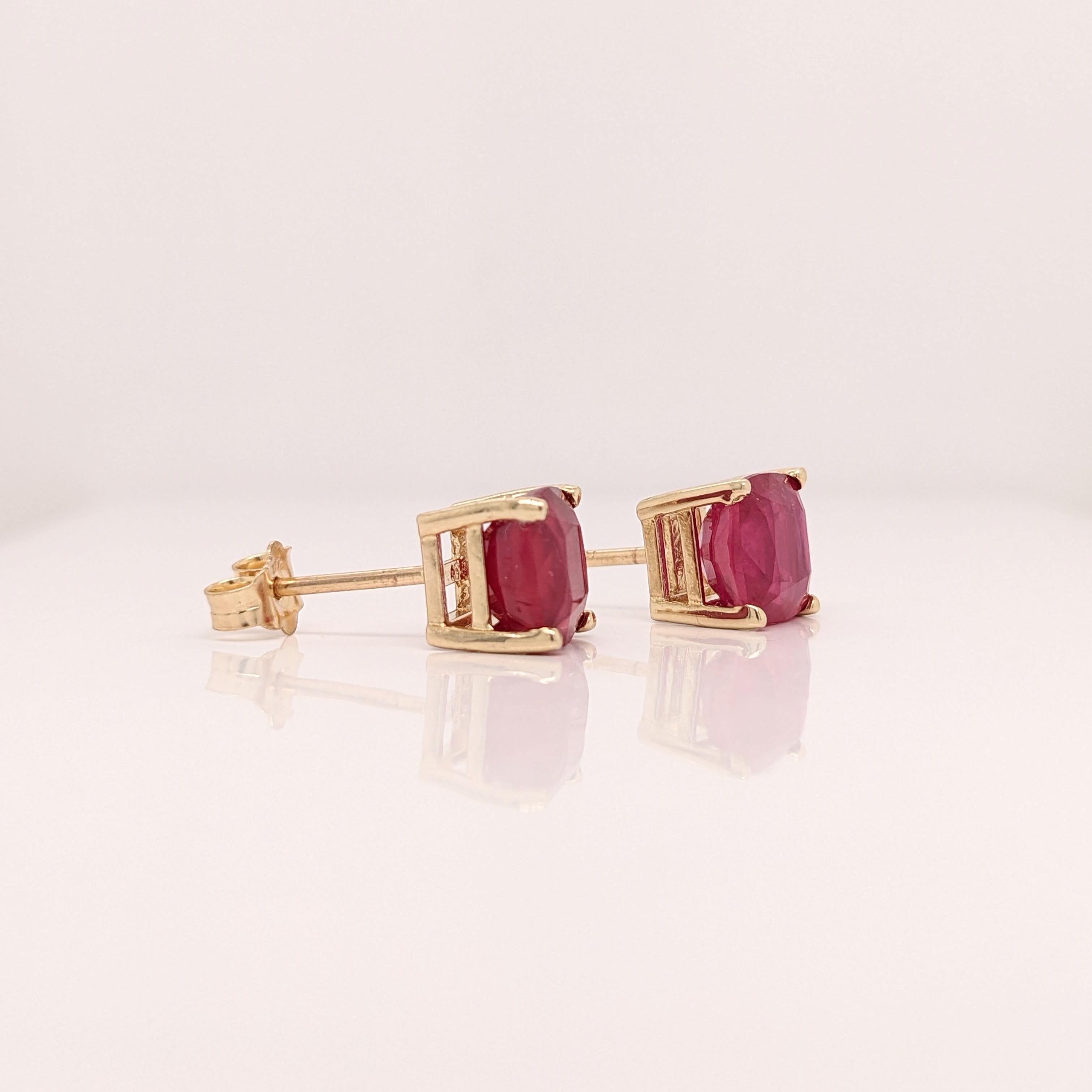 Orecchini a perno con solitario di rubino in oro massiccio 14K a cuscino da 7 mm In condizioni Nuovo in vendita a Columbus, OH