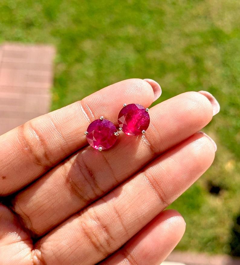 Donna Orecchini a perno con solitario di rubino in oro massiccio 14K a cuscino da 7 mm in vendita