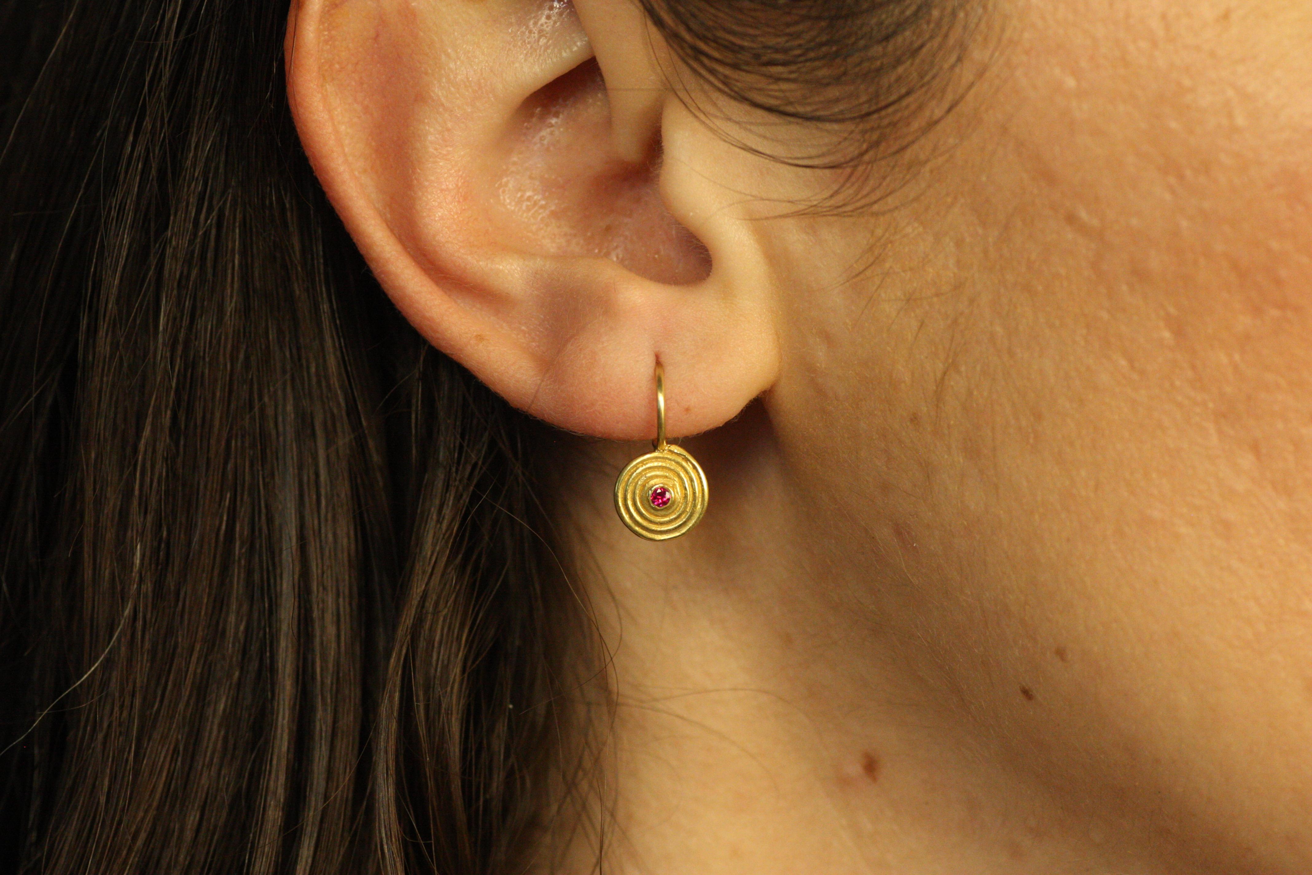 Boucles d'oreilles rubis en spirale - Fabriquées aux États-Unis, or jaune 22K, petites spirales, pendantes en vente 2