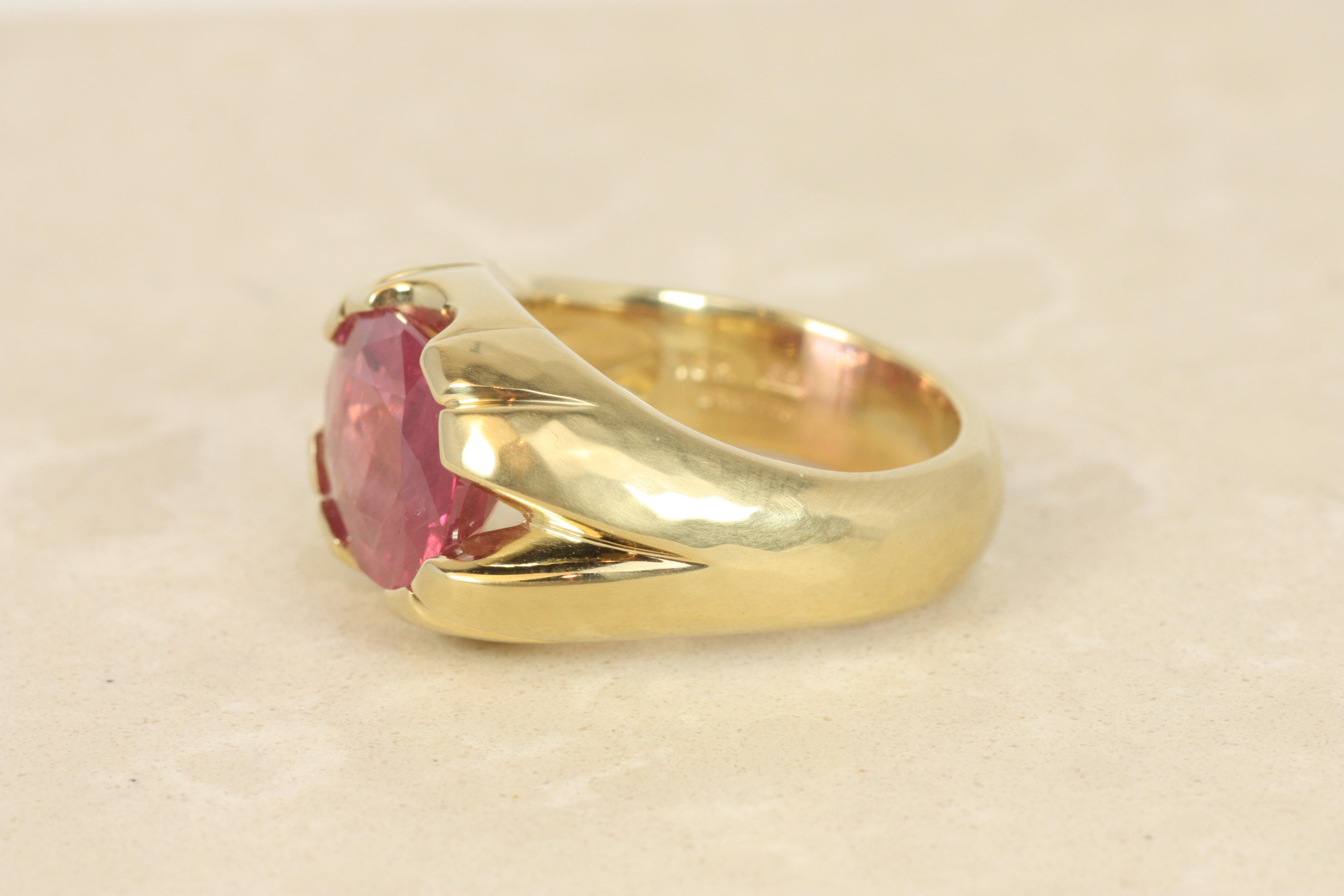 Artisan Ruby Split Shank Ring – 6.66ct Faceted Oval Cut 18K Yellow Gold Bracken Jewelers For Sale