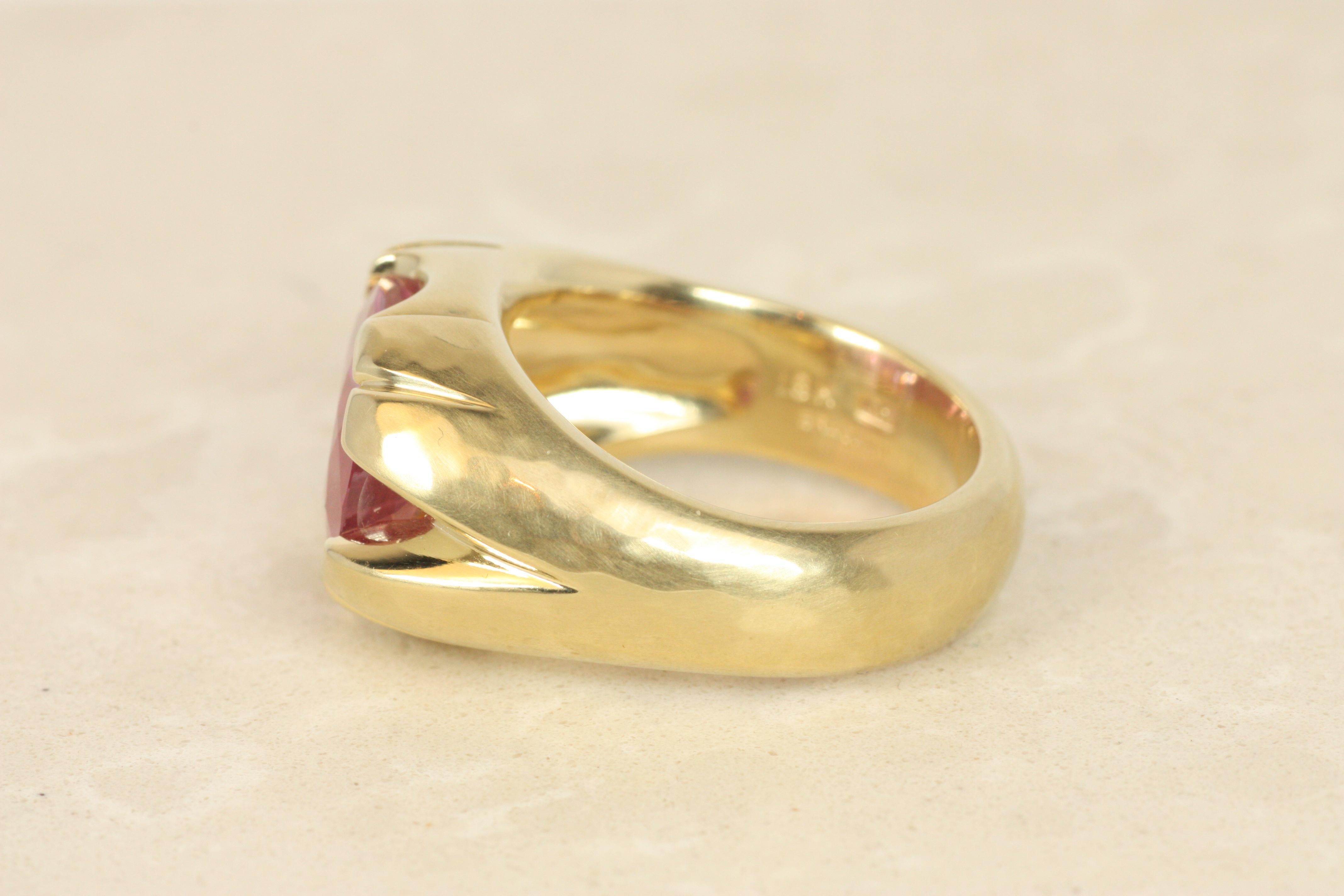 Ruby Split Shank Ring – 6.66ct Faceted Oval Cut 18K Yellow Gold Bracken Jewelers In New Condition For Sale In Santa Monica, CA
