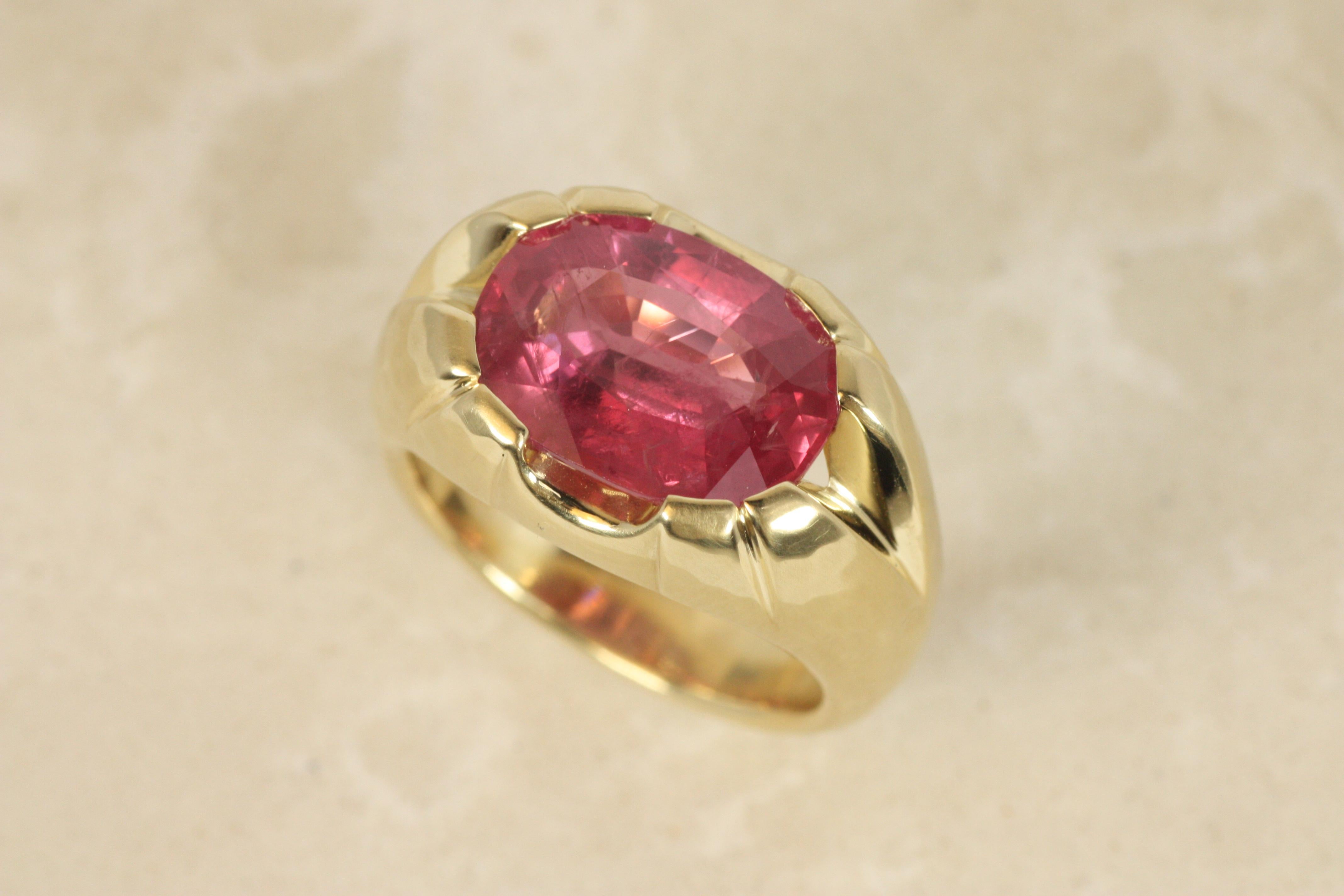 Women's or Men's Ruby Split Shank Ring – 6.66ct Faceted Oval Cut 18K Yellow Gold Bracken Jewelers For Sale