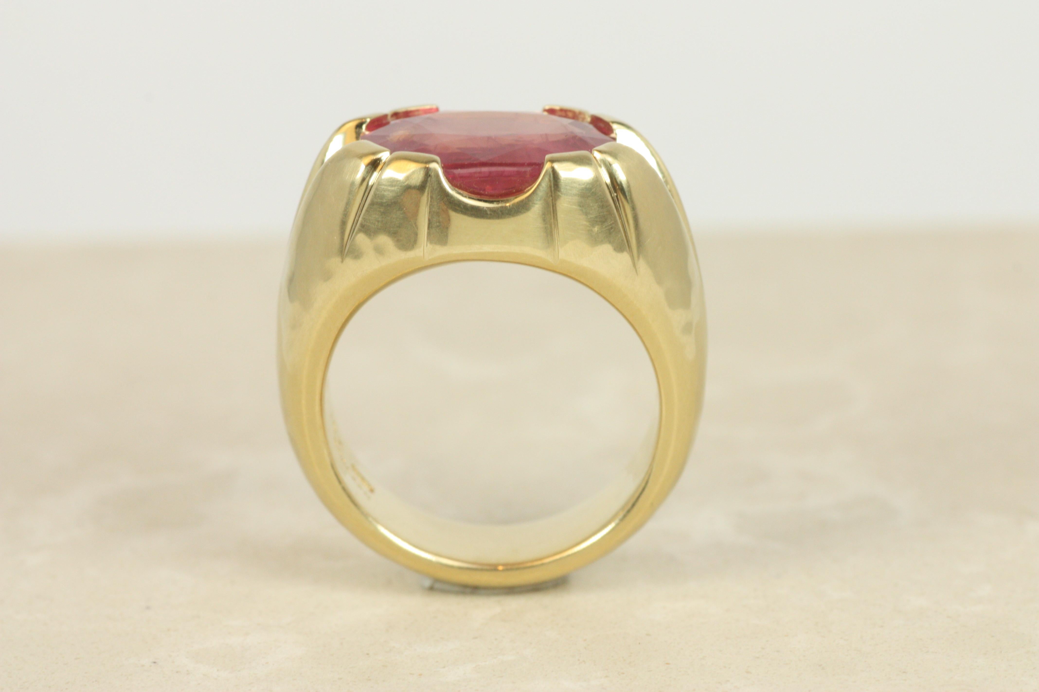 Ruby Split Shank Ring – 6.66ct Faceted Oval Cut 18K Yellow Gold Bracken Jewelers For Sale 2