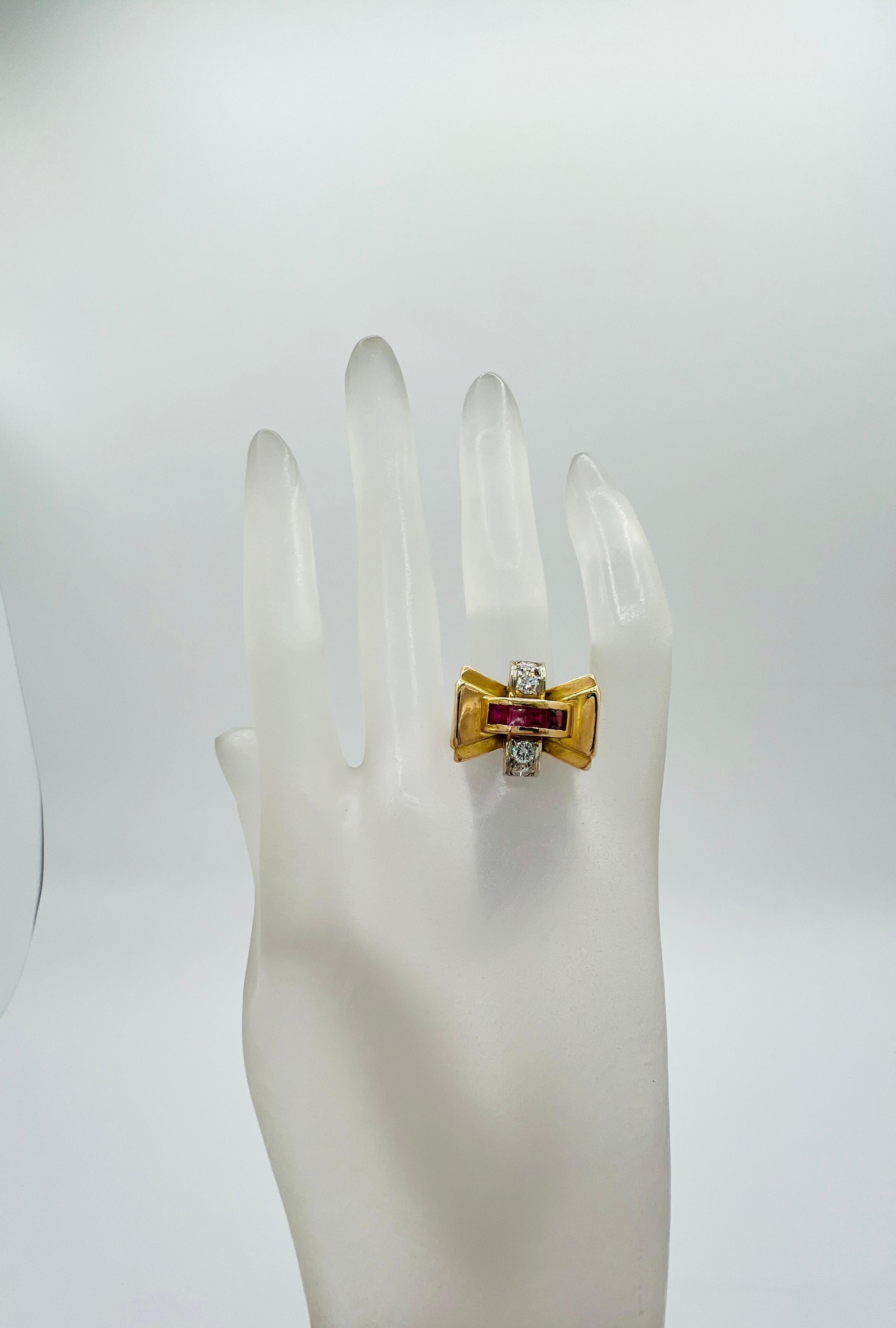 Taille carrée Bague carrée en or jaune 18K avec rubis et diamant blanc en vente