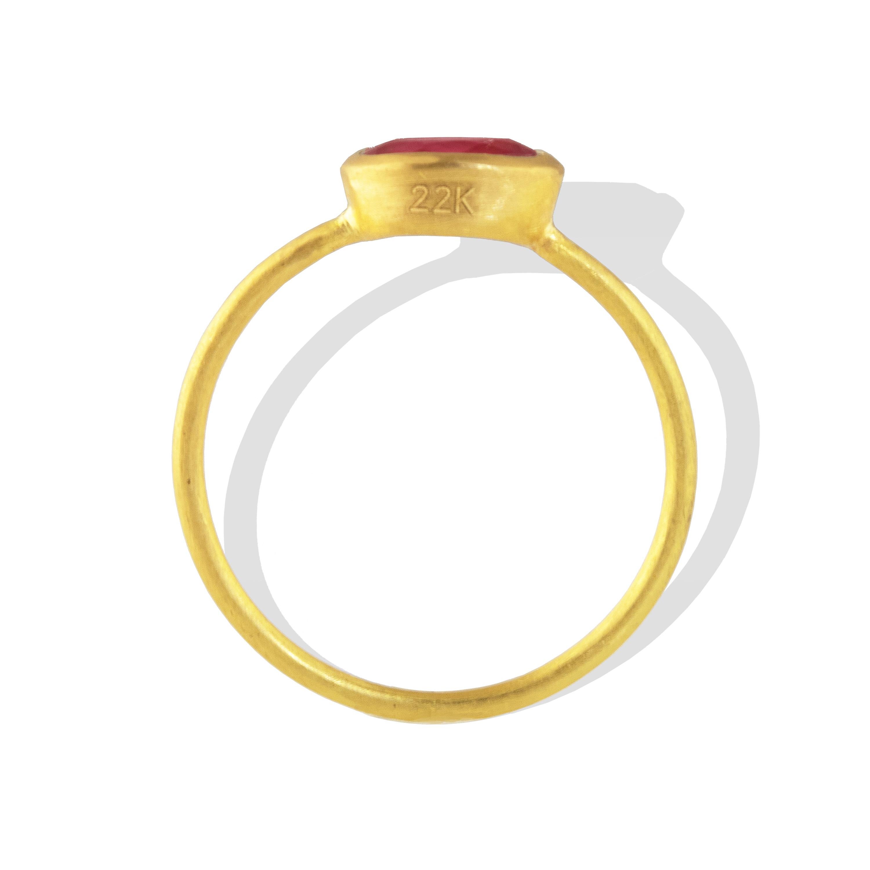 Ein ovaler Rubin-Stapelring mit 1,79 Karat. Perfekt, um ihn zu tragen oder mit anderen Ringen zu stapeln. Ein wunderschönes leuchtendes Rot, das sich mit dem Reichtum von 22-karätigem Gold verbindet. 

Seit der Antike sind Rubine bei Herrschern und