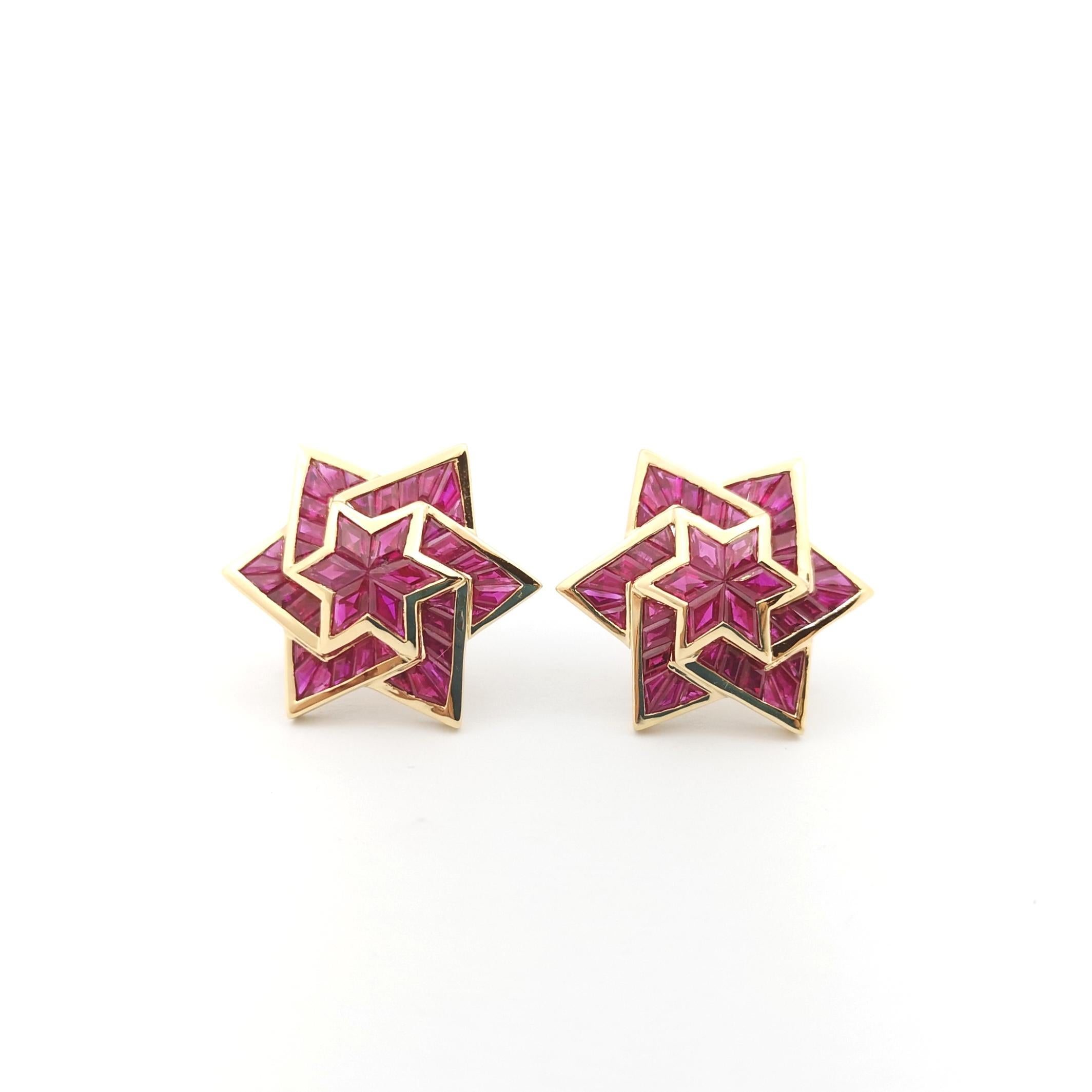 Ruby Star Earrings set in 18K Gold Settings In New Condition For Sale In Bangkok, TH