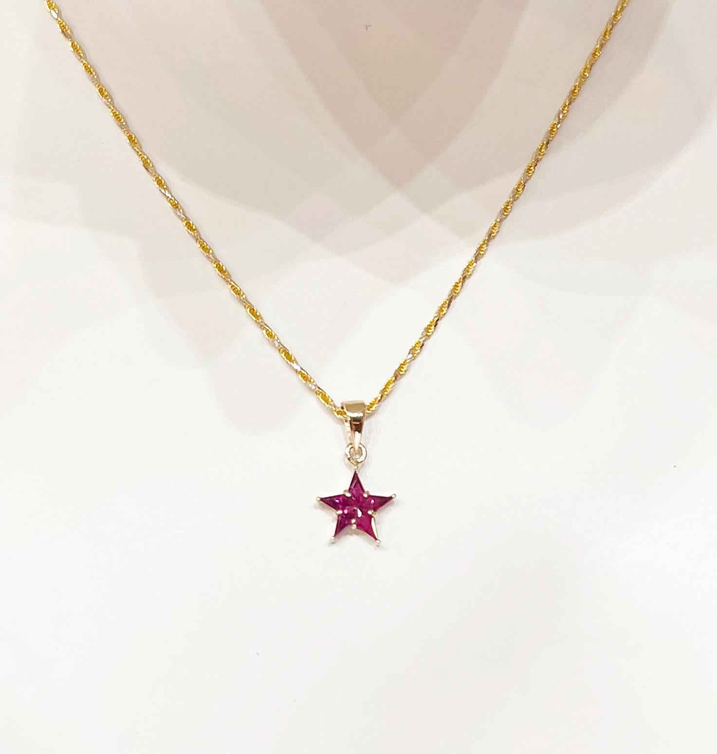 Ciondolo di rubino da 0,47 carati con incastonatura in oro 18 carati
(catena non inclusa)

Larghezza: 1.0 cm 
Lunghezza: 1.8 cm
Peso totale: 0,75 grammi

