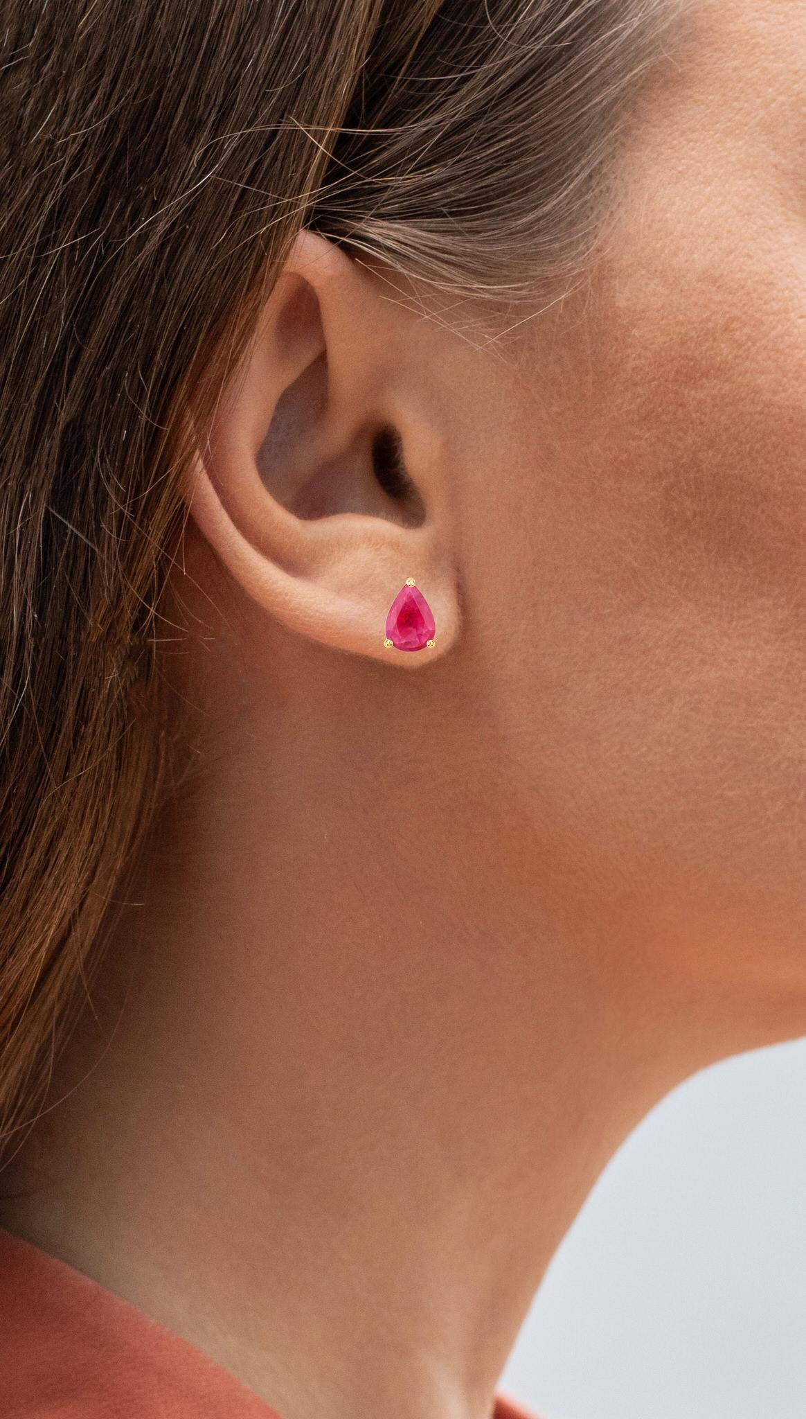 Taille poire Ruby Stud Earrings 1.5 Carats 14K Yellow Gold en vente