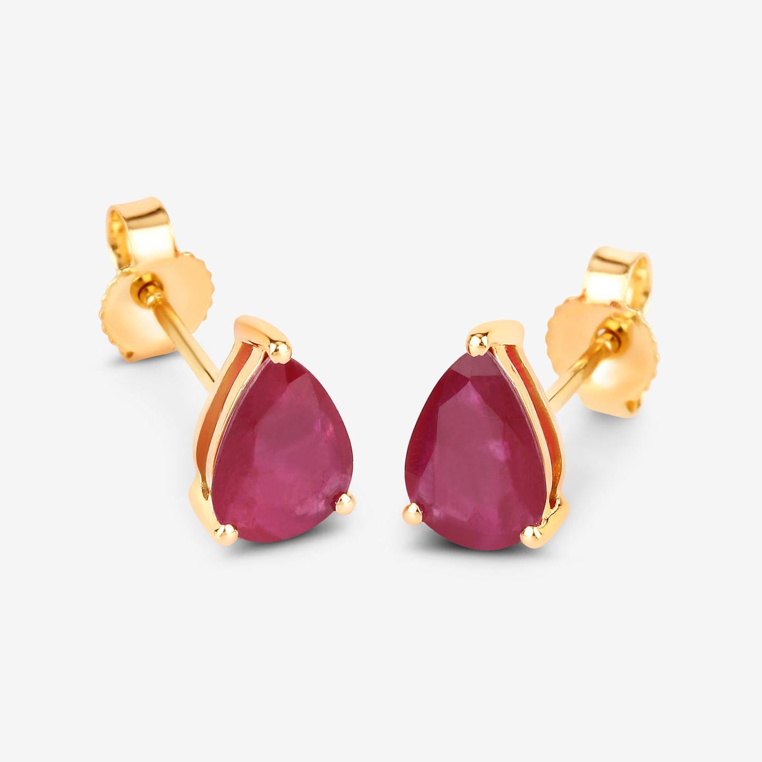 Taille poire Ruby Stud Earrings 1.59 Carats 10K Yellow Gold en vente