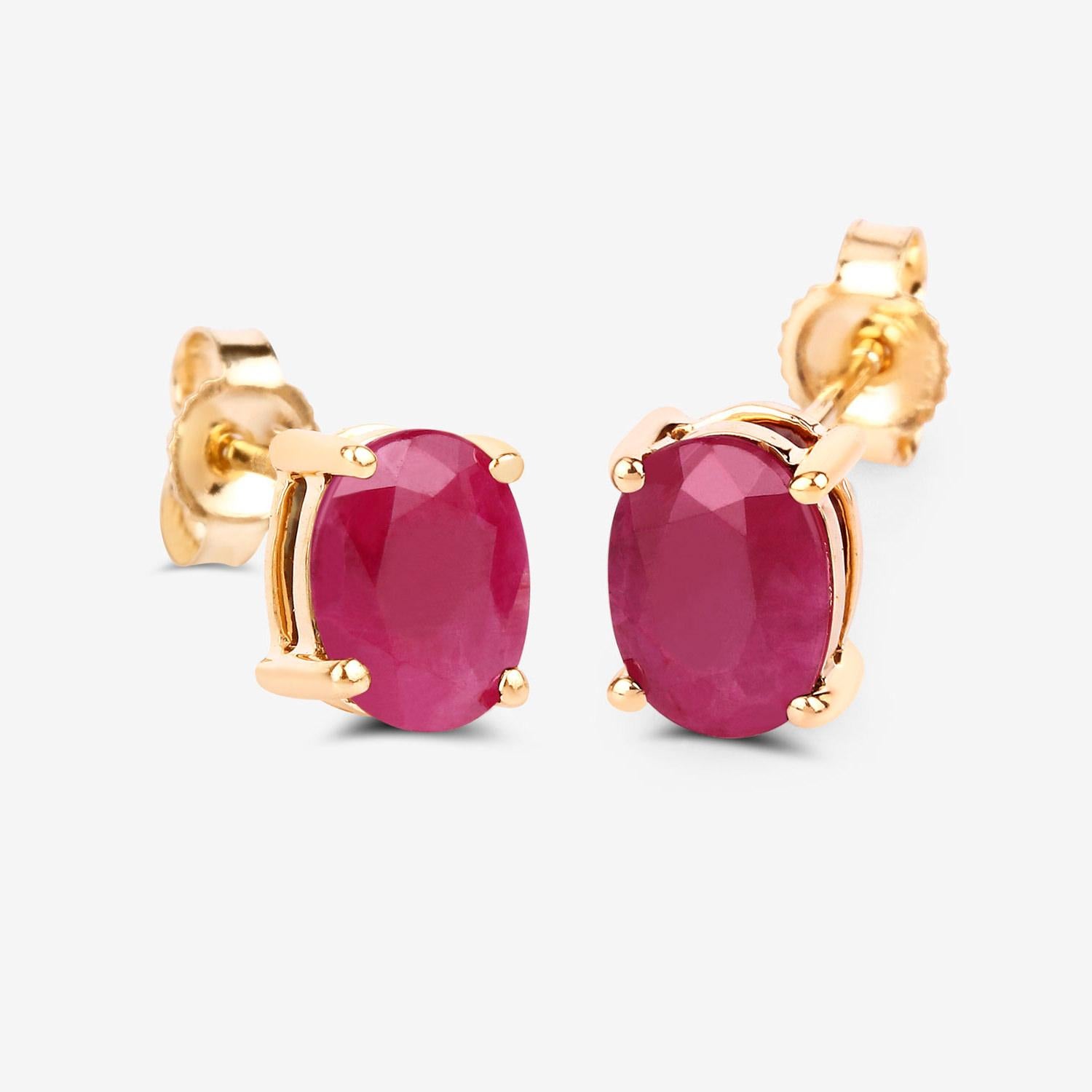 Taille ovale Ruby Stud Earrings 1.68 Carats 10K Yellow Gold en vente