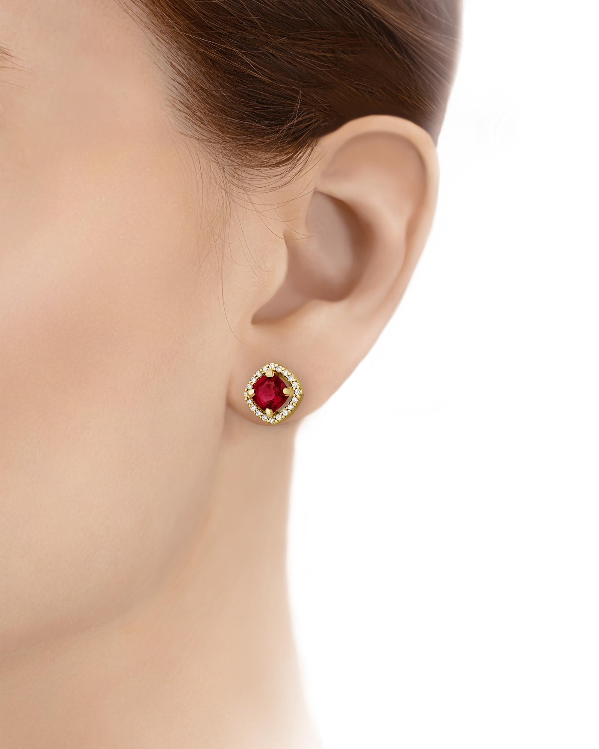 Dieses bemerkenswerte Paar Ohrstecker besticht durch seine klassische Eleganz und zwei strahlend rote Rubine von insgesamt 2,14 Karat. Die begehrten sanguinischen Steine werden durch Halos aus weißen Diamanten von insgesamt 0,16 Karat veredelt.