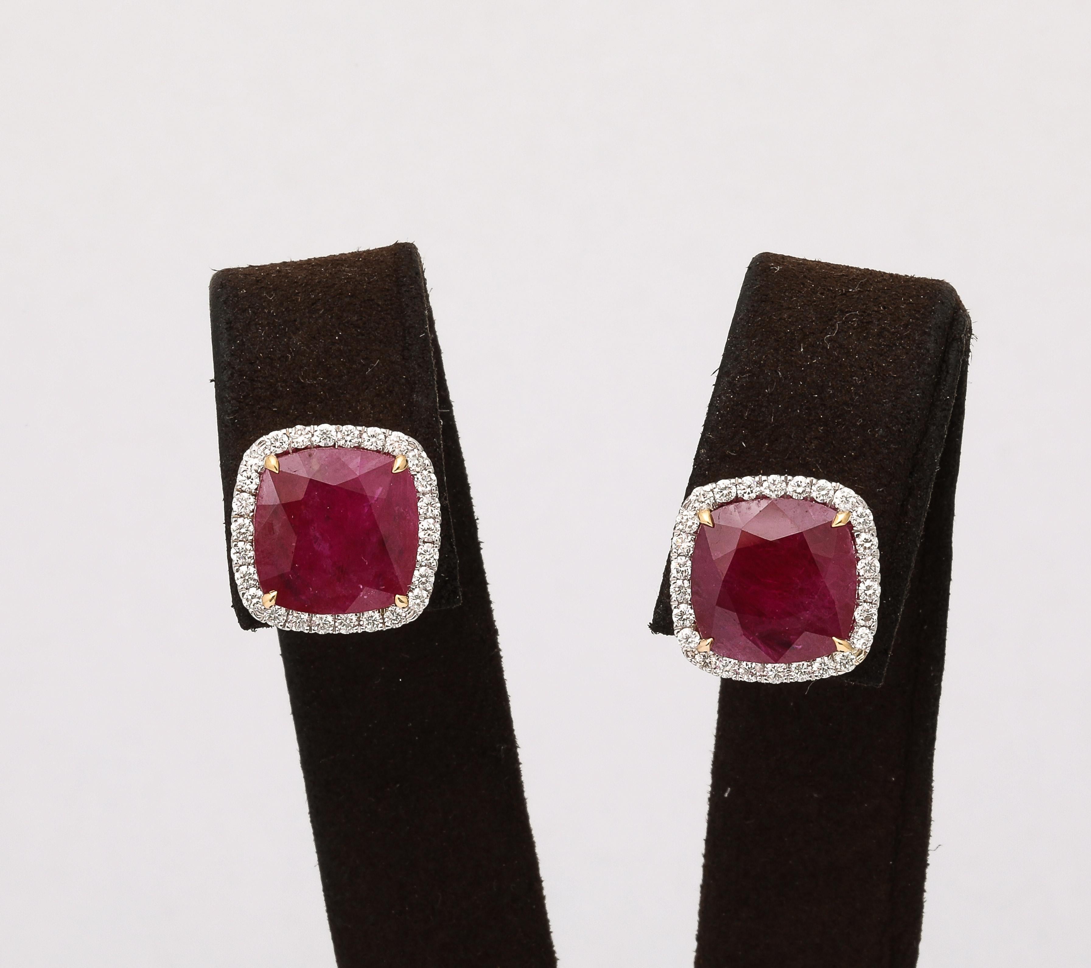 
Un gioiello straordinario e indossabile con un perfetto tocco di colore!

9,56 carati di rubino rosso intenso con taglio a cuscino certificato.

Circondato da 0,50 carati di diamanti rotondi taglio brillante di colore F e purezza VS.

Realizzato su
