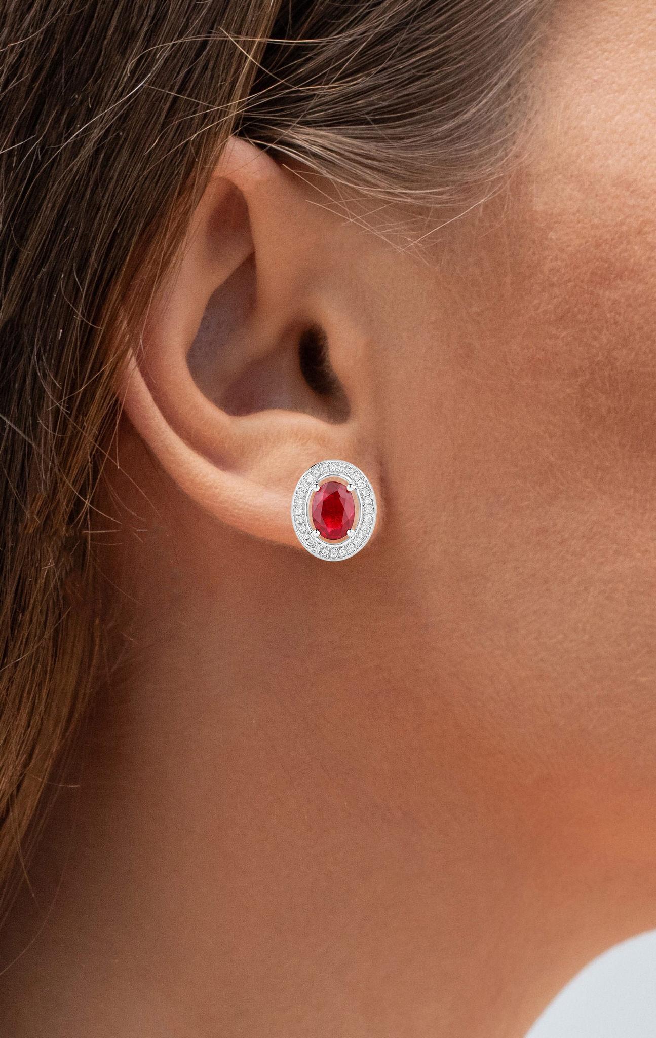 Taille ovale Ruby Stud Earrings Halo Diamonds 2.1 Carats 14K White Gold en vente