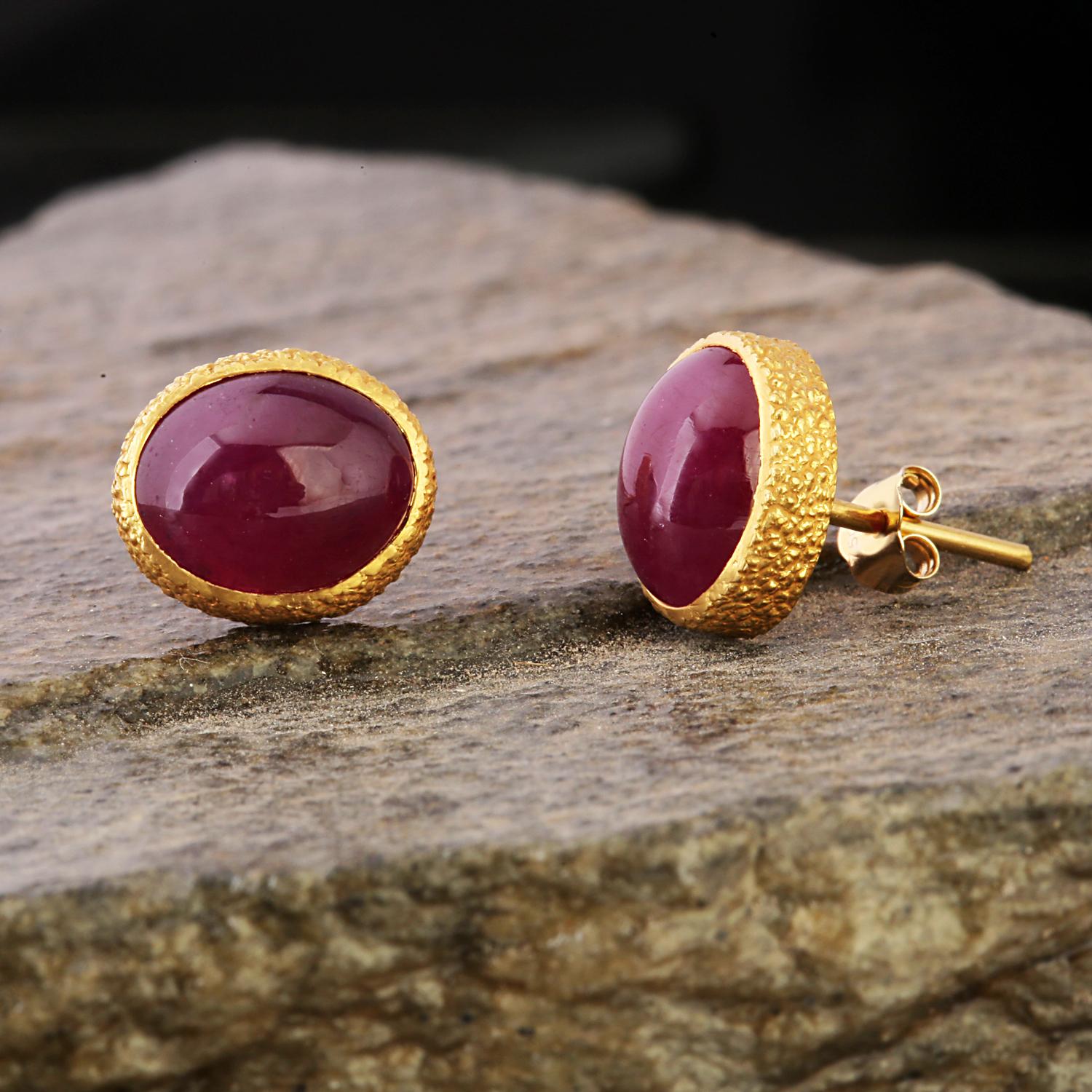 Brilliant Cut Ruby Stud Earrings with 18k Gold For Sale