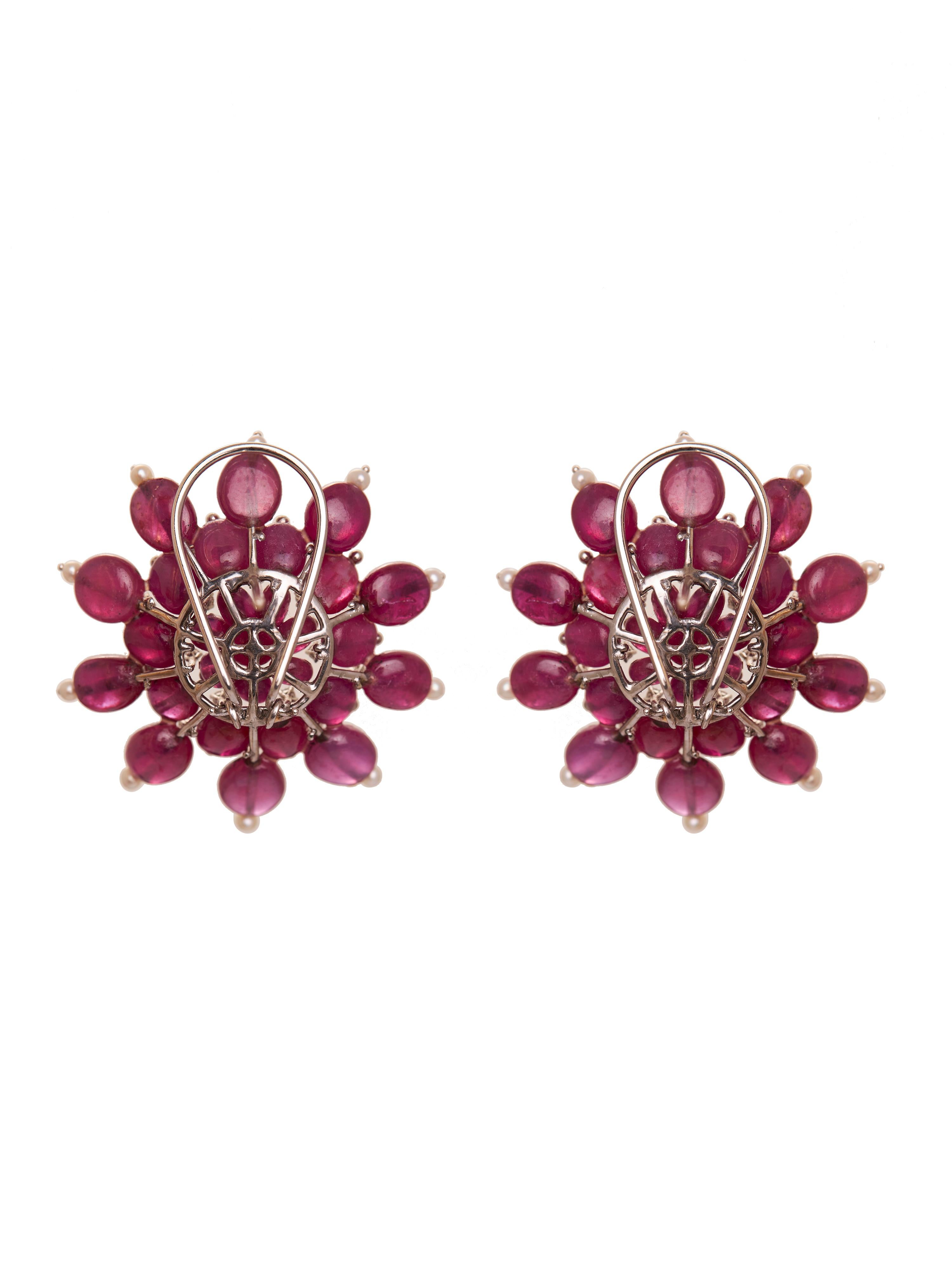 
Accendi il tuo fuoco interiore con gli orecchini Ruby Supernova della collezione Akasa, dove passione e potenza si fondono in un design mozzafiato. Questi orecchini, che pesano 41,92 grammi, irradiano l'energia vibrante di una supernova, catturando