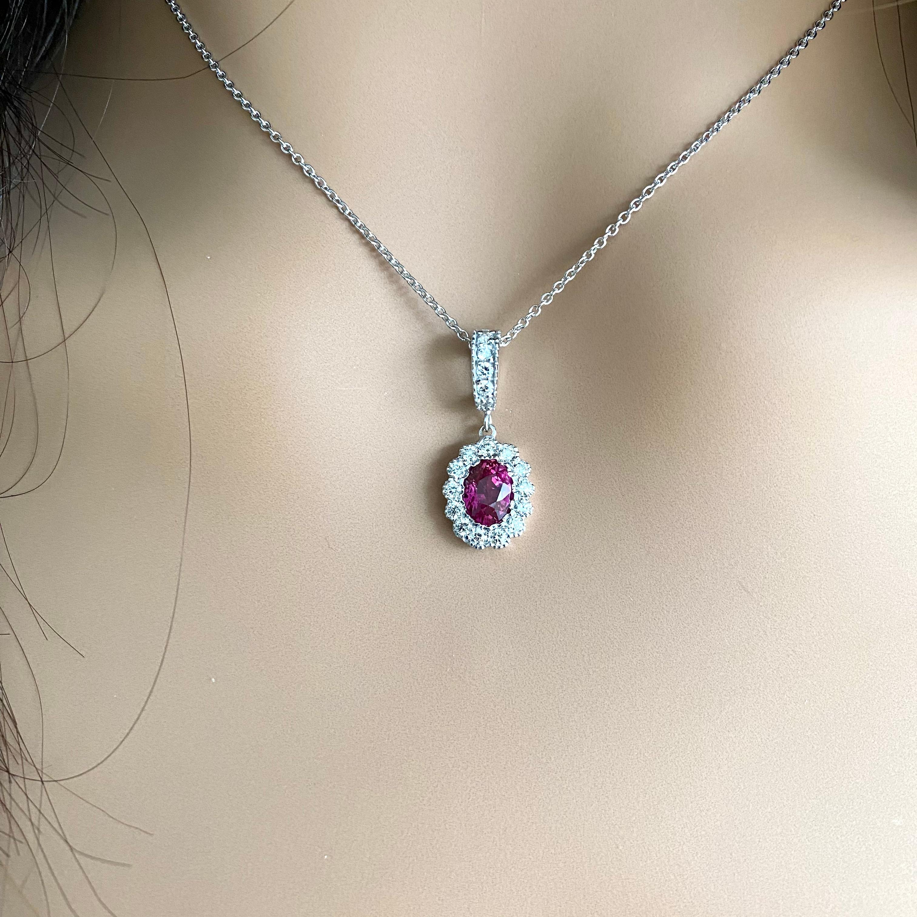 Rubin umgeben von Diamanten Charme mit Diamant-Bail Weißgold Halskette Anhänger (Ovalschliff)