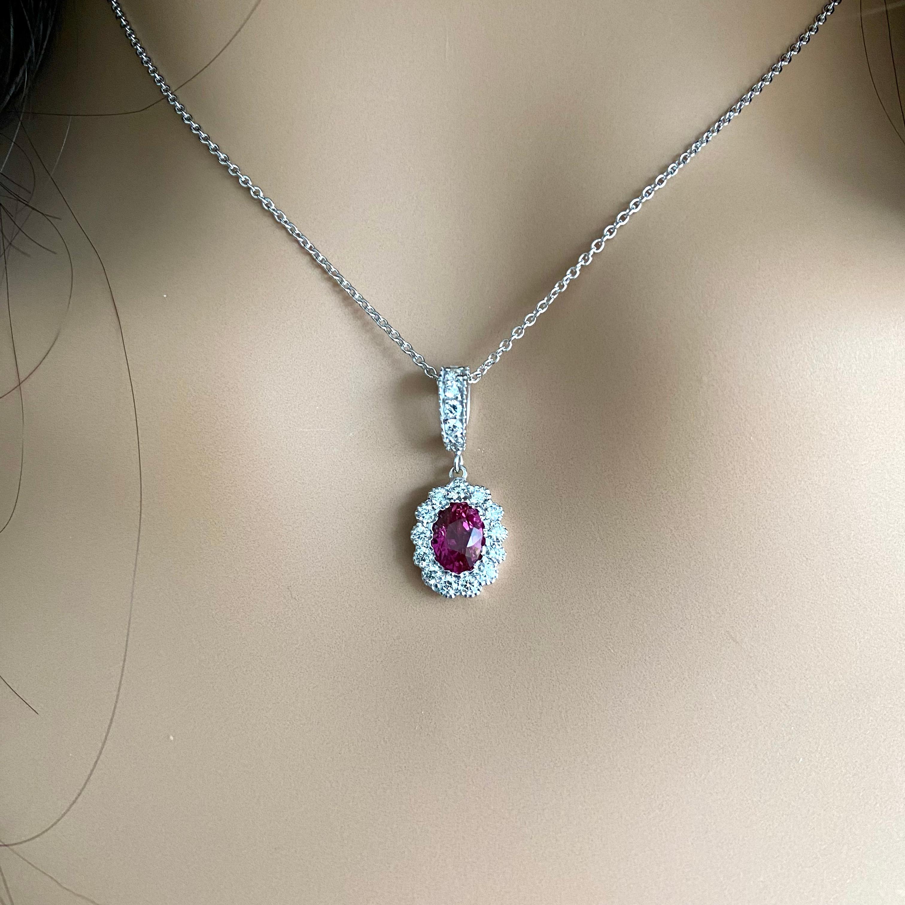 Rubin umgeben von Diamanten Charme mit Diamant-Bail Weißgold Halskette Anhänger für Damen oder Herren