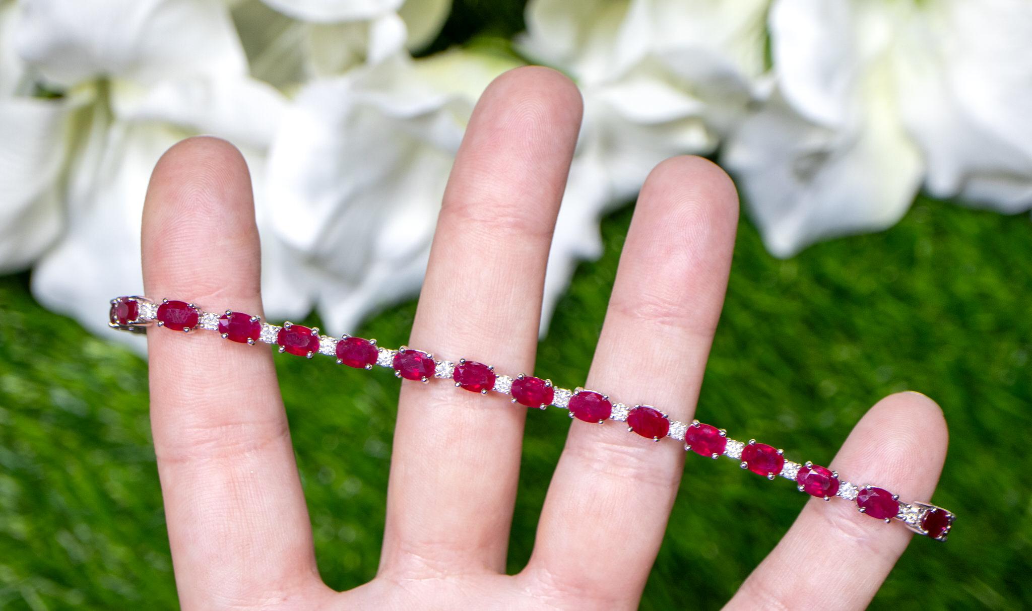 Modern Ruby Tennis Bracelet Diamond Links 14.2 Carats 18K White Gold For Sale