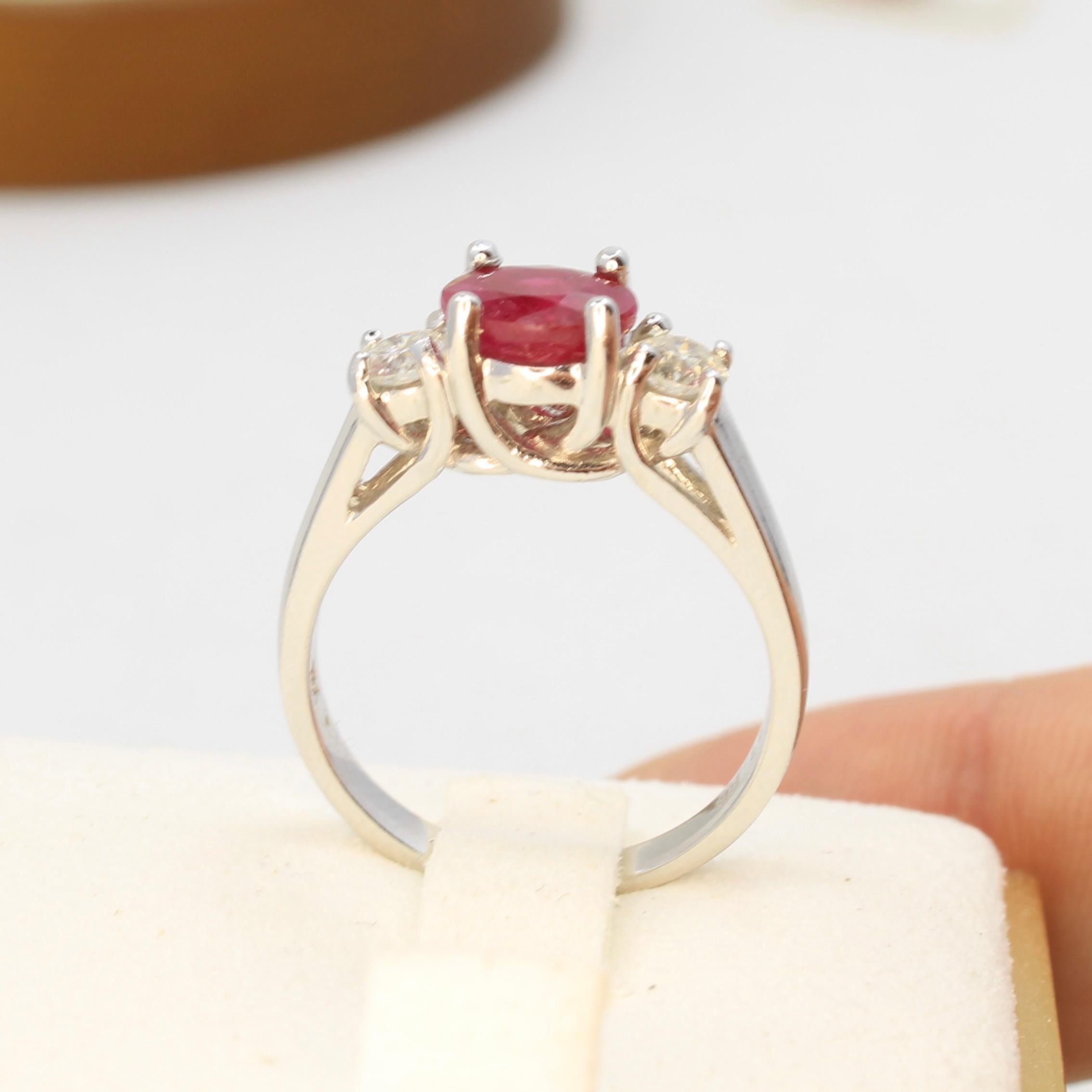 Contemporain Bague de fiançailles rubis à trois pierres - or blanc 14K - 1,27 carat en vente